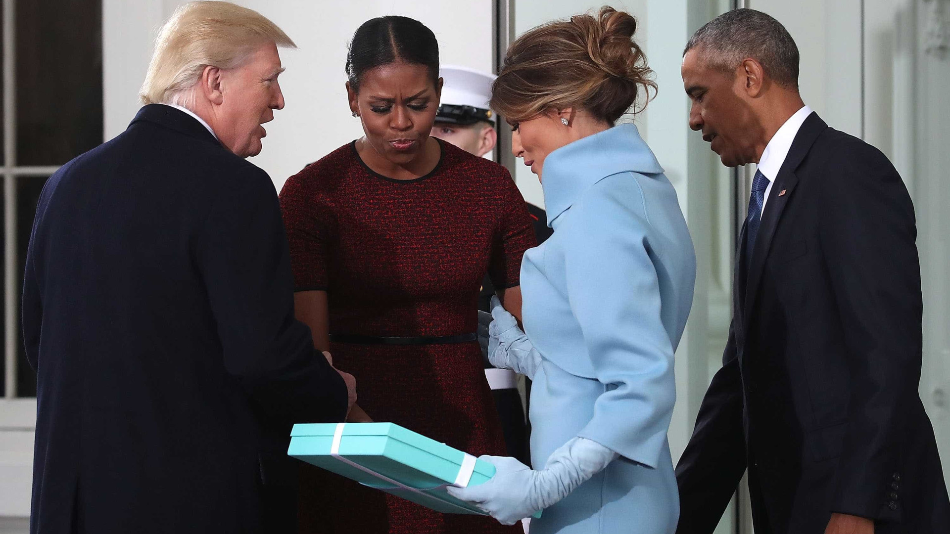 Melania Trump sorridente com os Obama no funeral de Barbara Bush