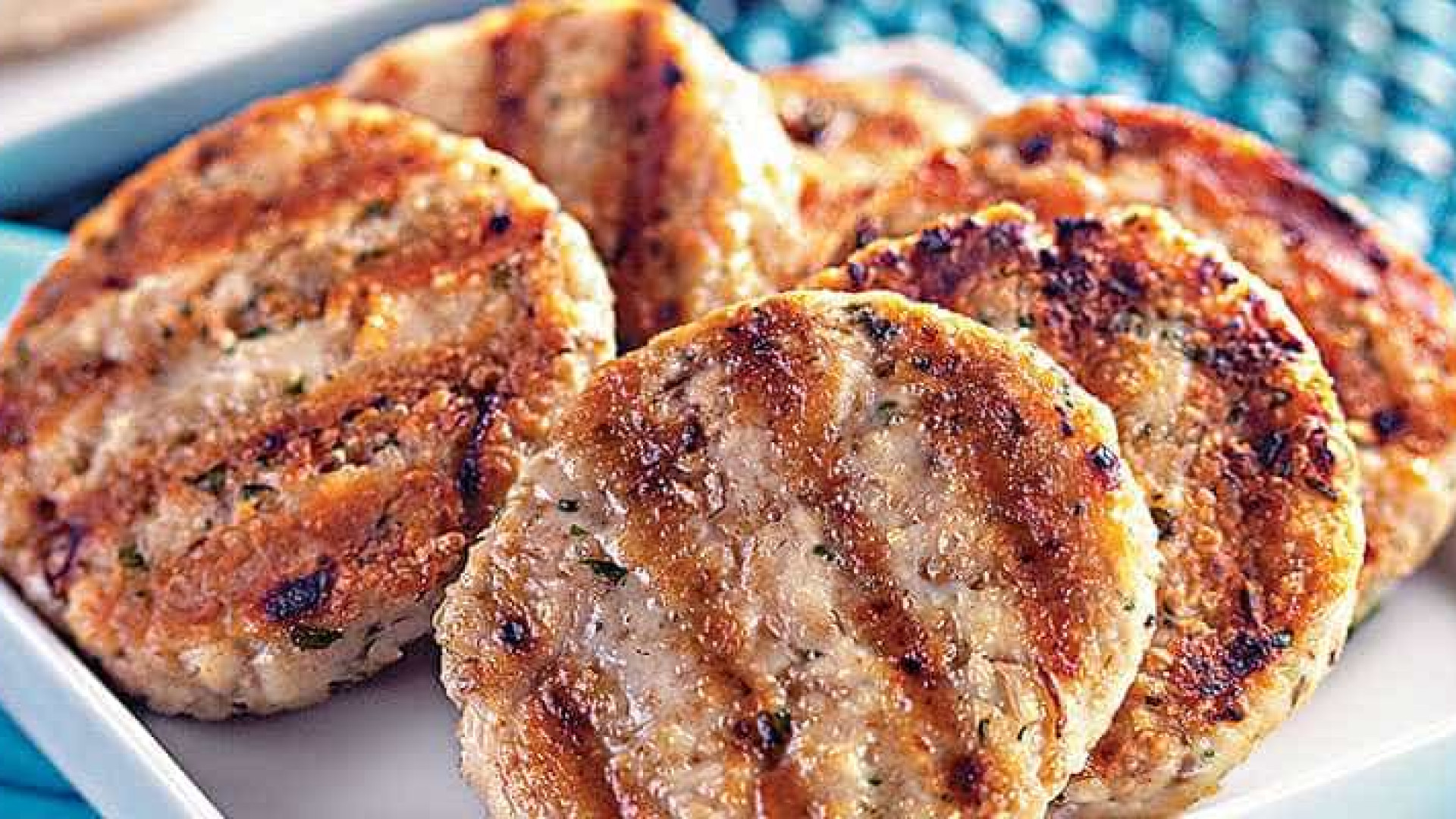 Aprenda a fazer uma receita de hambúrguer de frango e aveia
