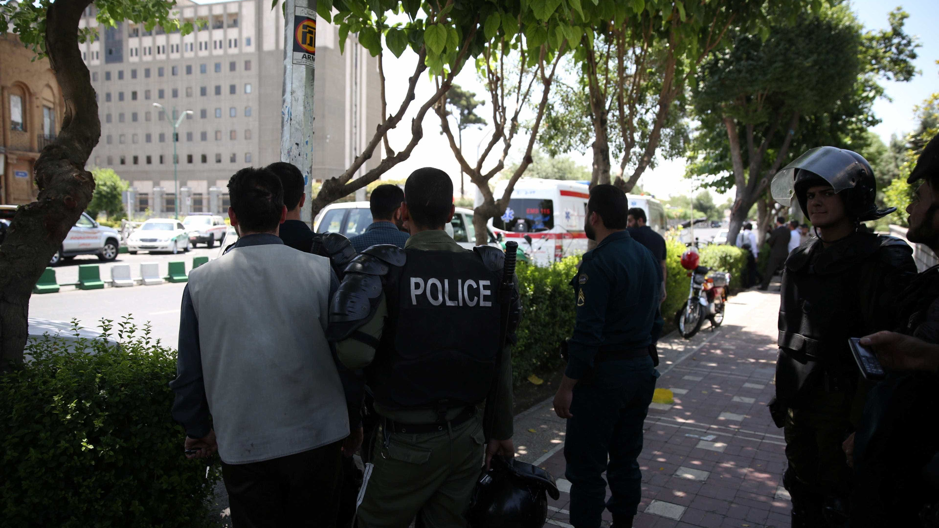 Três terroristas e três polícias mortos em confrontos no sudeste do Irão