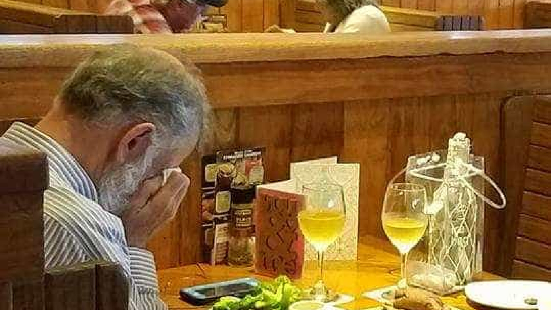 Homem chora ao almoçar no Dia de S. Valentim com as cinzas da mulher