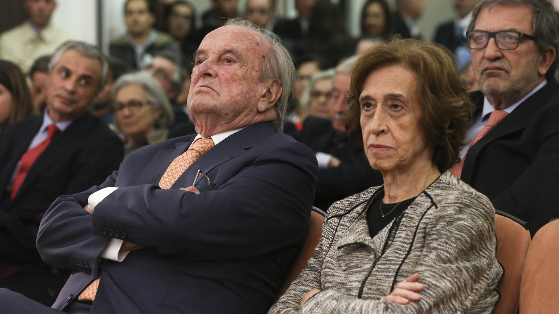 Ferreira Leite acusa Governo e sindicatos de andarem a fingir negociações