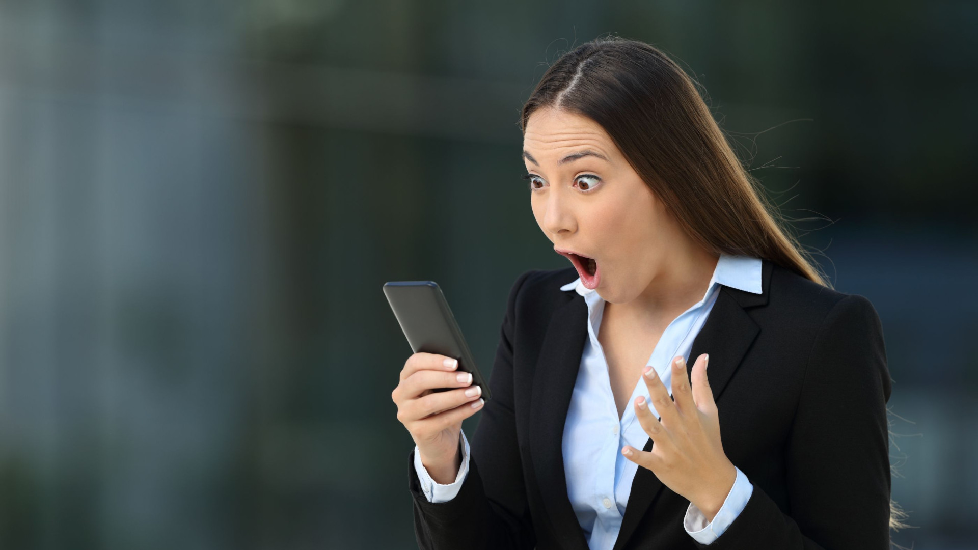 Uso do telemóvel pode aumentar rugas no pescoço e duplo-queixo