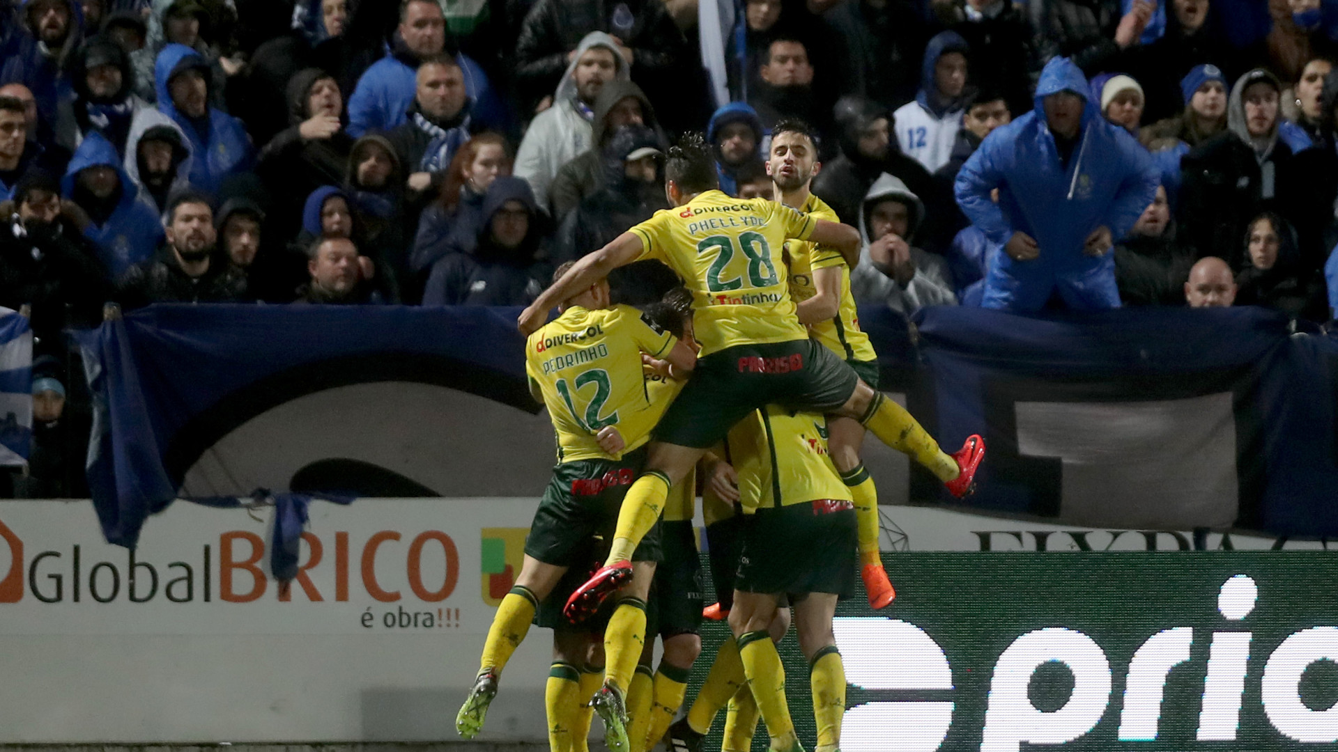 FC Porto tropeça e marca 'Paços' na Capital do Móvel