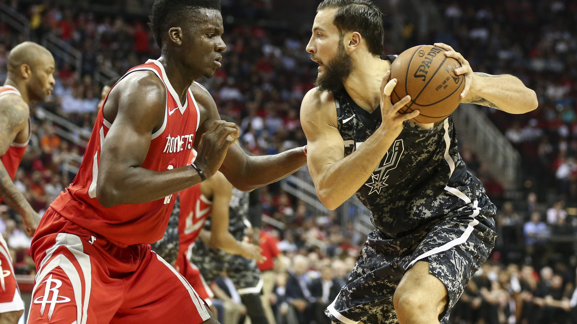 Houston Rockets levaram a melhor no dérbi do Texas