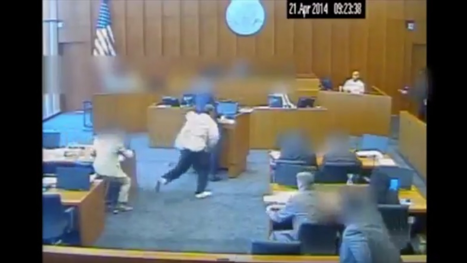 Homem alvejado mortalmente em tribunal quando tenta agredir testemunha