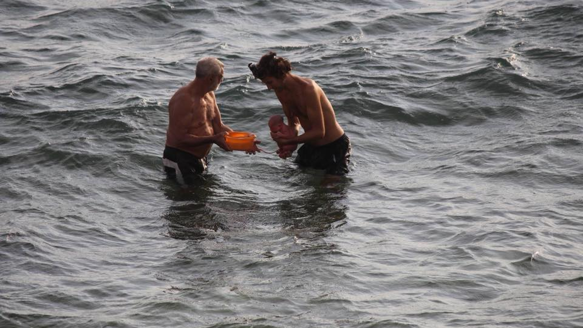 Momento em que mulher mergulha no Mar Vermelho para dar à luz