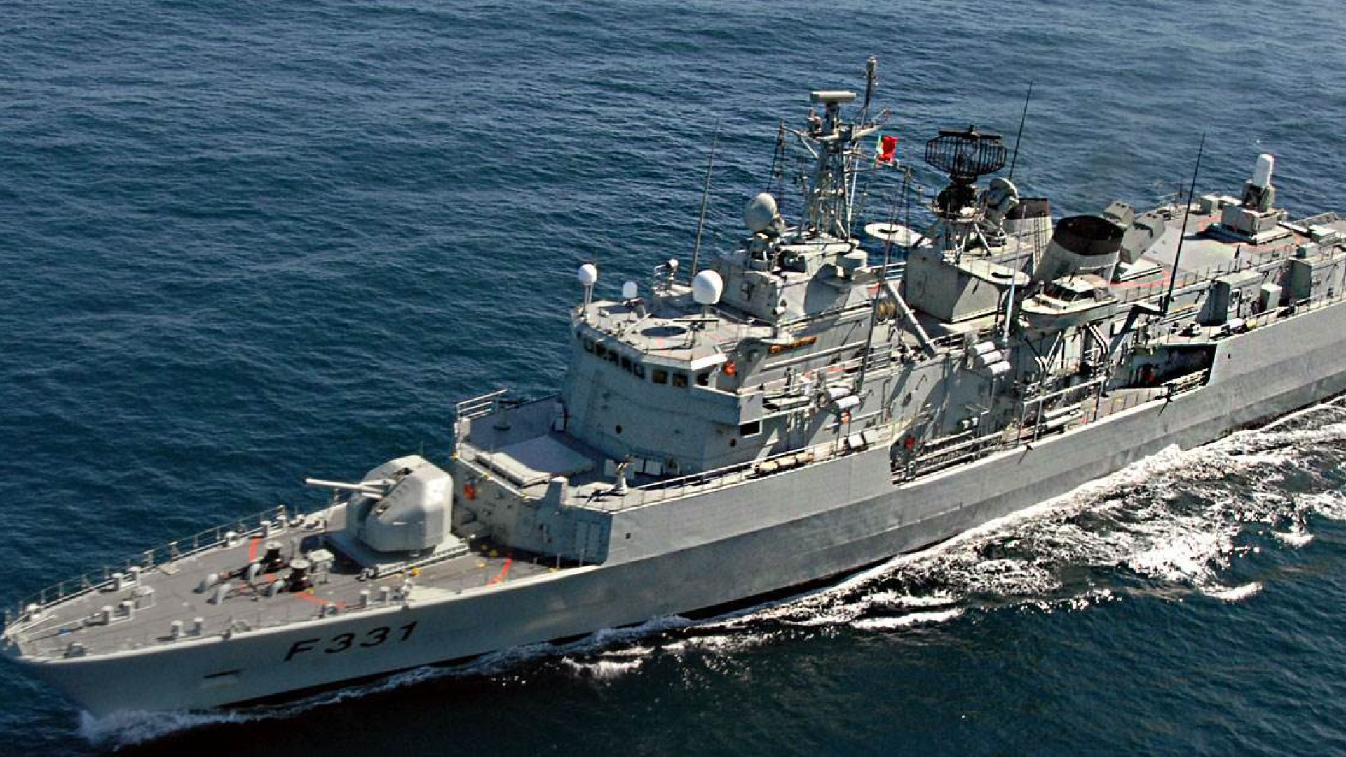 Fragata portuguesa assiste tripulantes de veleiro encalhado em Cabo Verde
