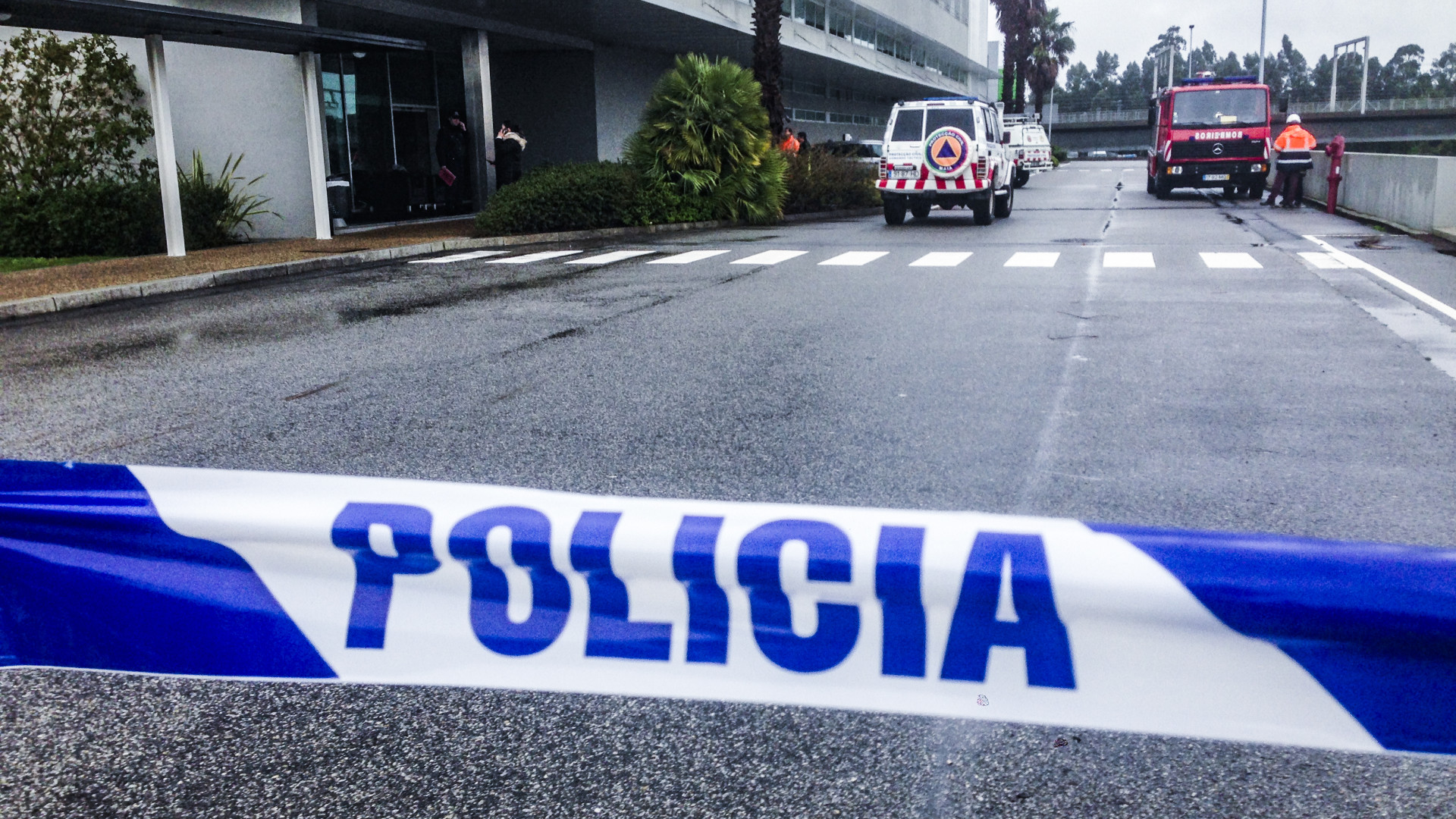 Ruiu parte do telhado da Porto Editora na Maia. Há vários feridos
