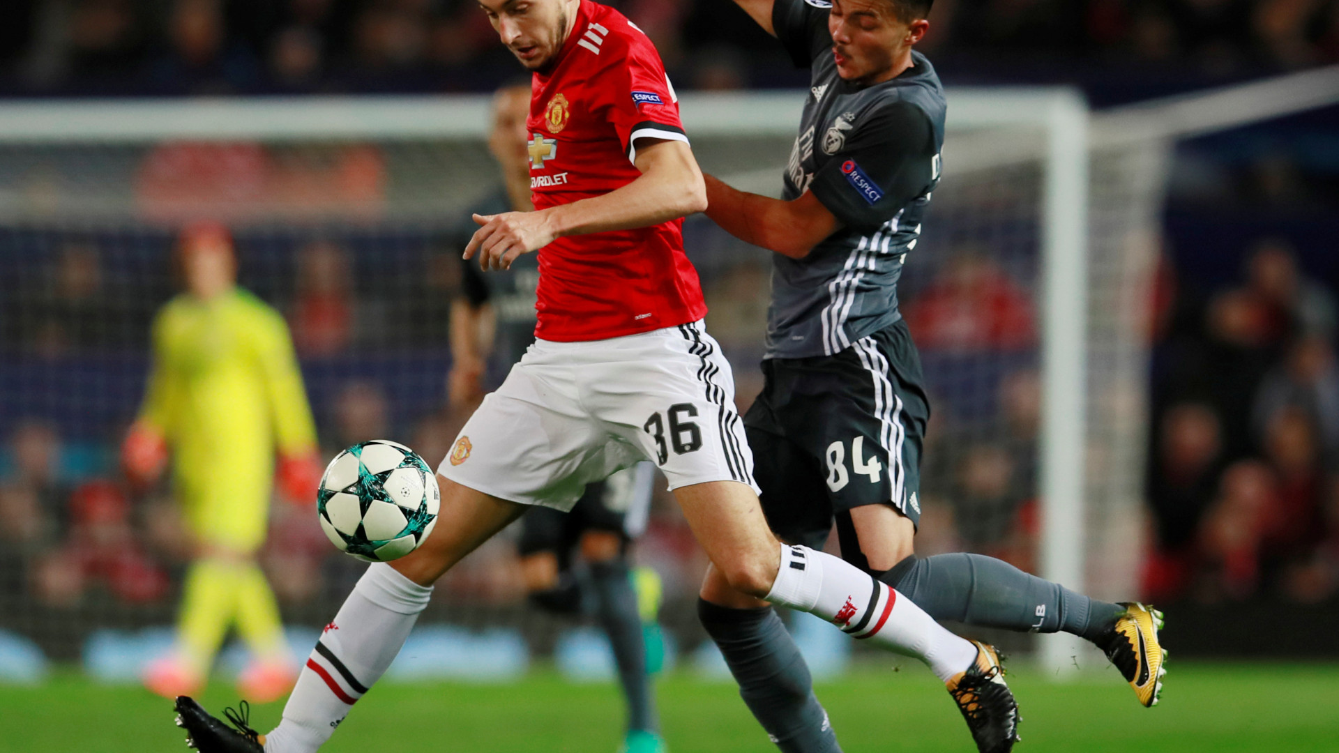 Benfica muda de estratégia e tenta Darmian por empréstimo
