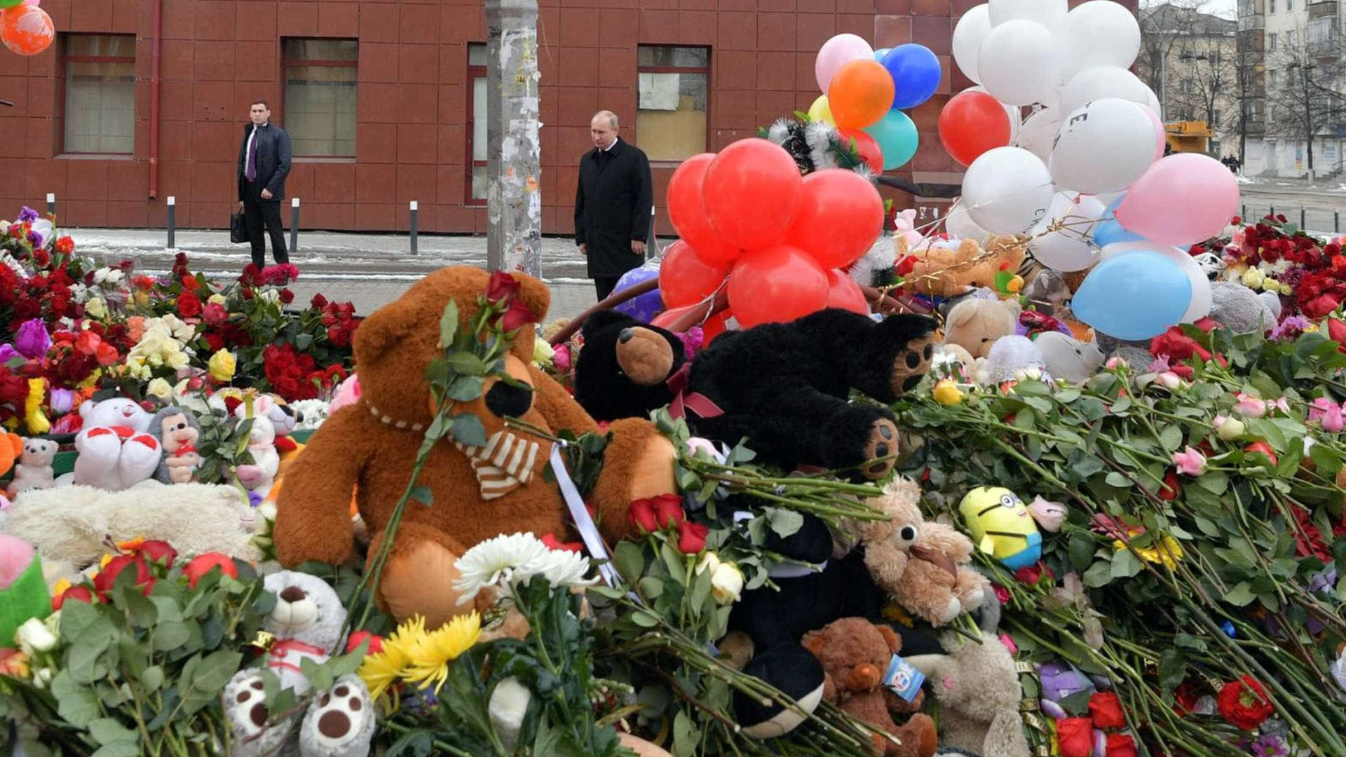 Morreram 41 crianças no incêndio em centro comercial na Sibéria