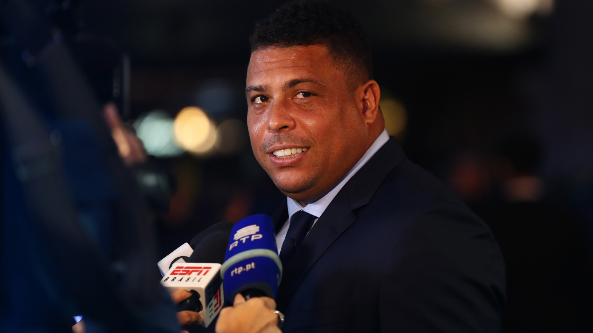 "Ronaldo é um jogador único, mas Messi põe mais magia ao futebol"
