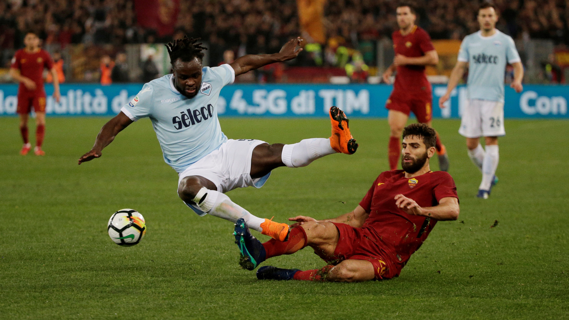 Lazio e Roma empatam e mantêm-se irmanadas na rota da Champions