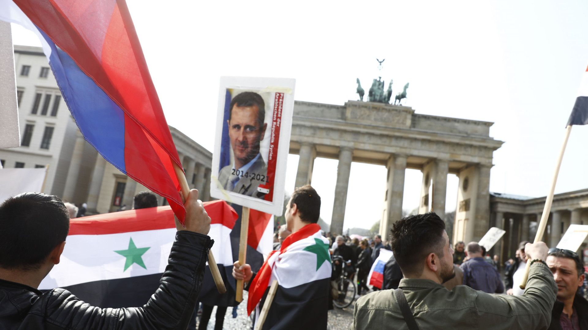 Centenas de sírios em manifestação de apoio a Bashar al-Assad
