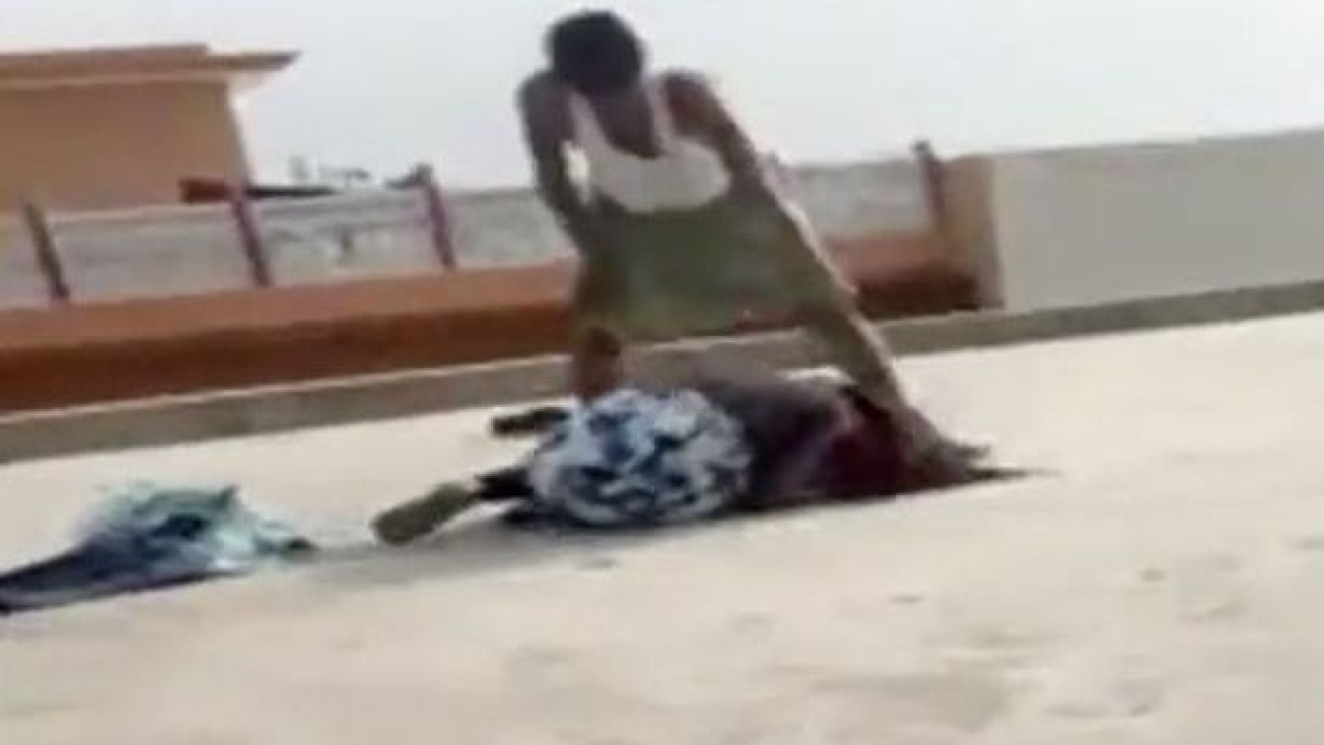 Menina de 12 anos salta de telhado para fugir a agressões do pai