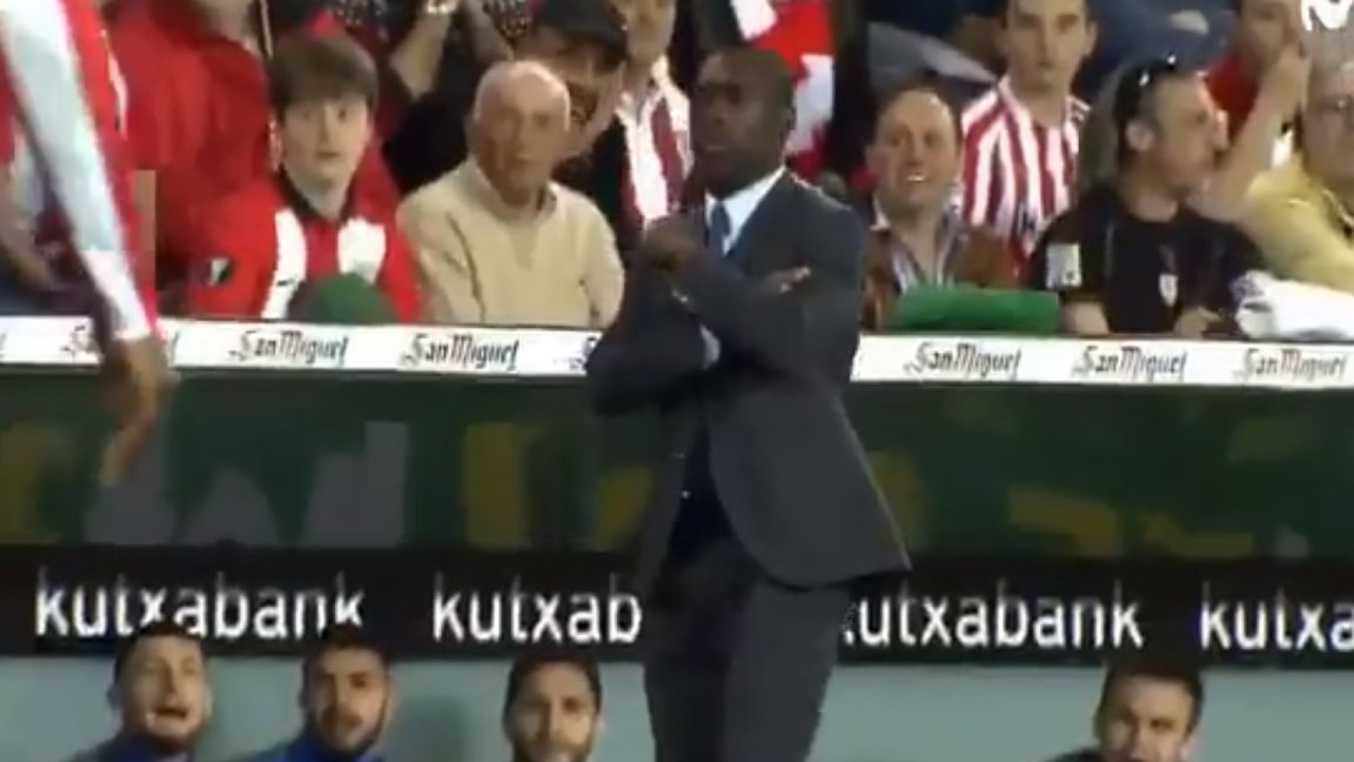 Seedorf deixa banco de suplentes em êxtase após domínio de bola