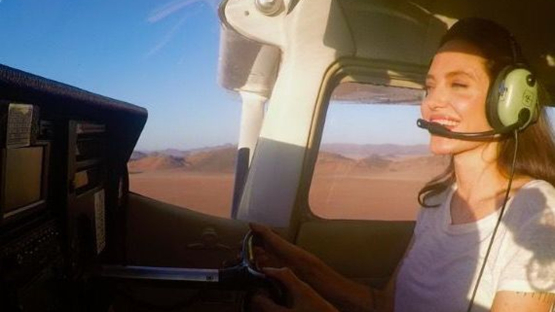 Angelina Jolie pode pilotar aviões. A Internet não 'aguentou'