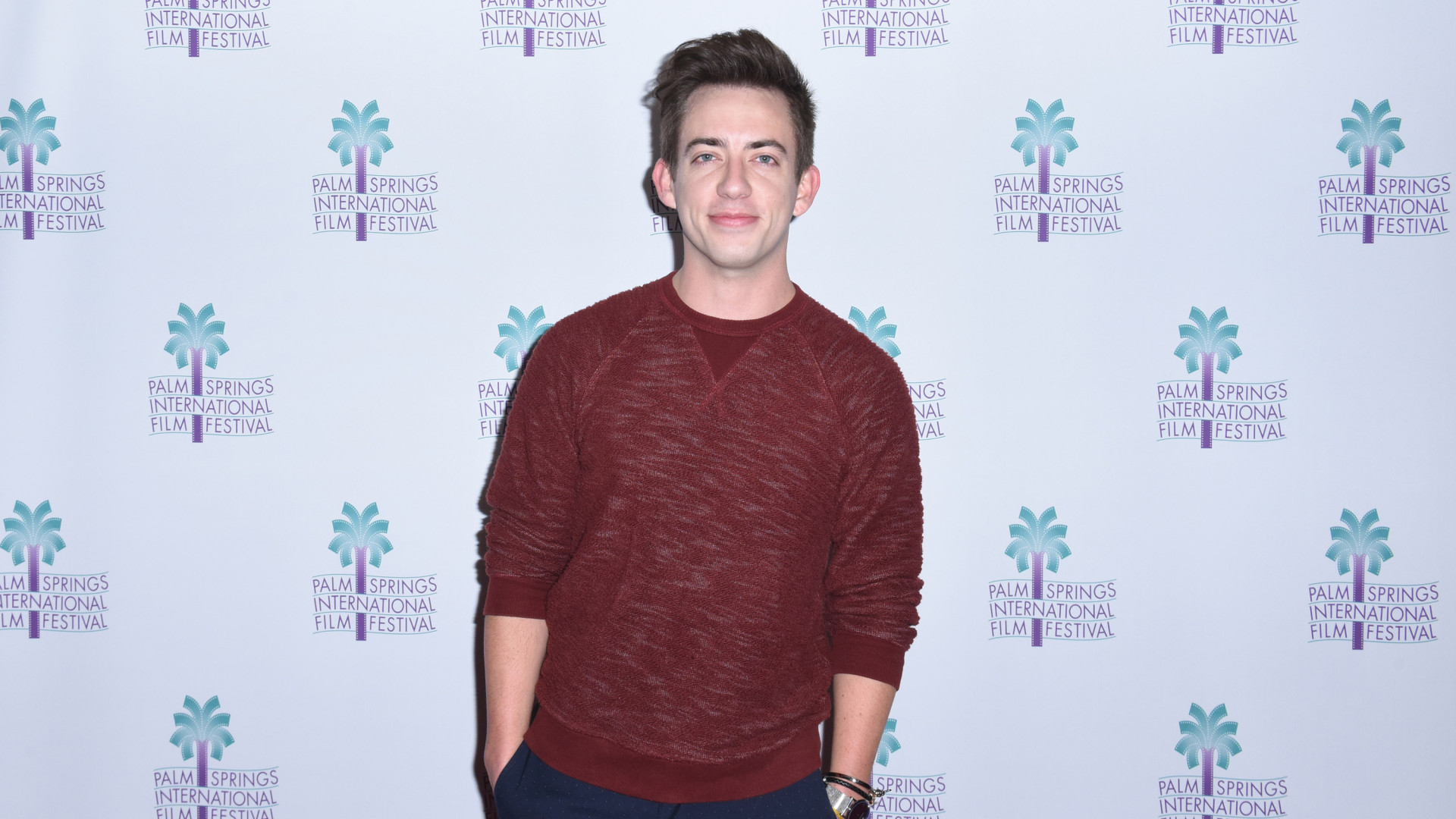 Ator de 'Glee' assume que é gay ao comparar-se a música de Ariana Grande