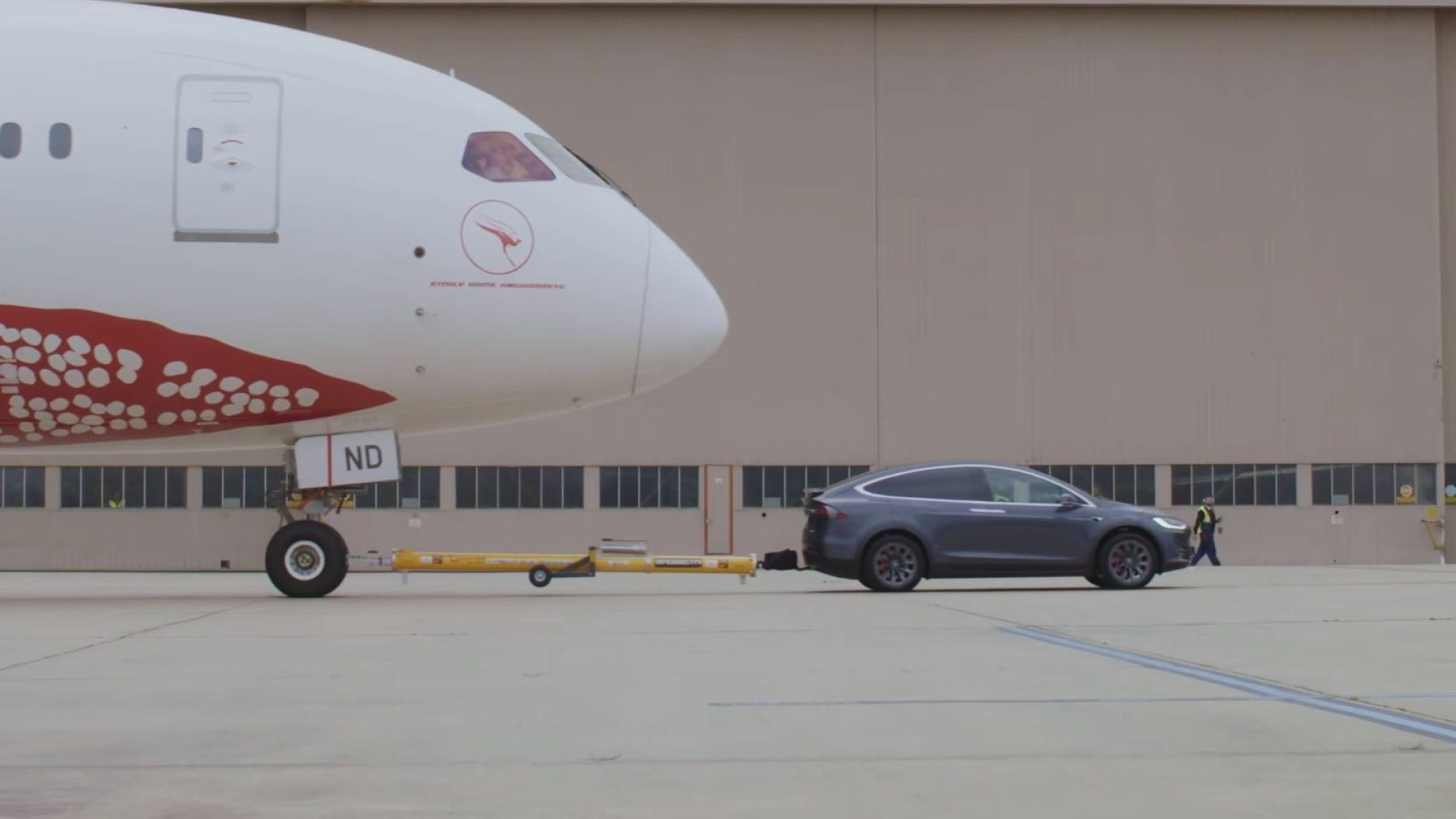 Carro da Tesla ultrapassa novo desafio. Desta vez puxou um avião