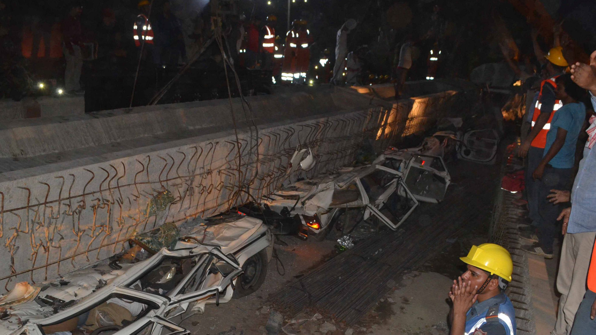 Pelo menos 15 mortos após colapso de passagem de nível em obras na Índia