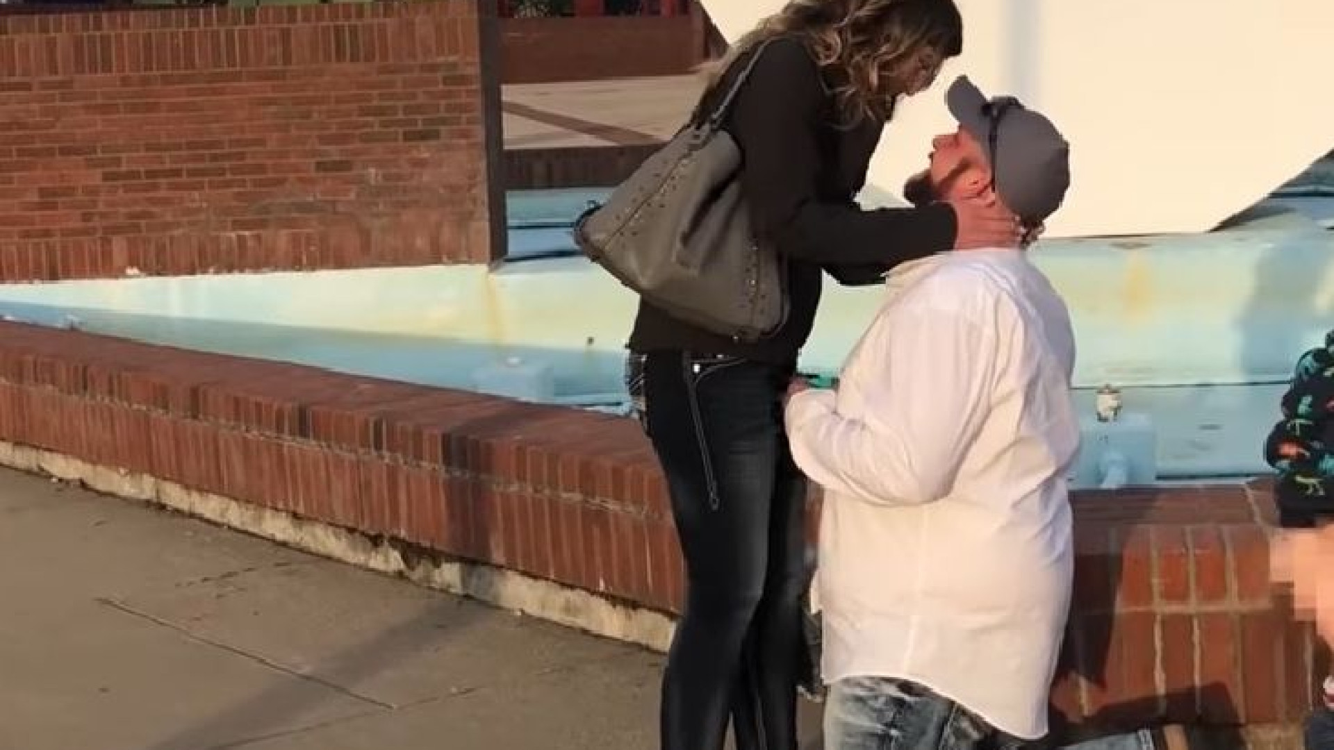 Pedido de casamento interrompido por menino a fazer chichi