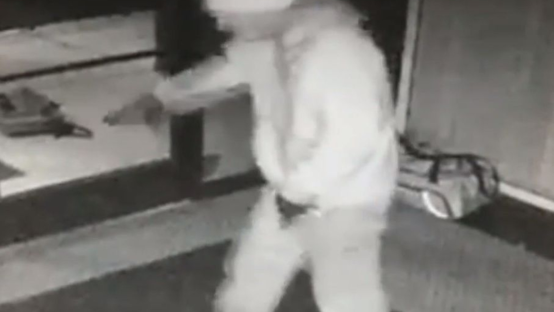 Homem apanhado em vídeo a invadir edifício privado e a festejar com dança