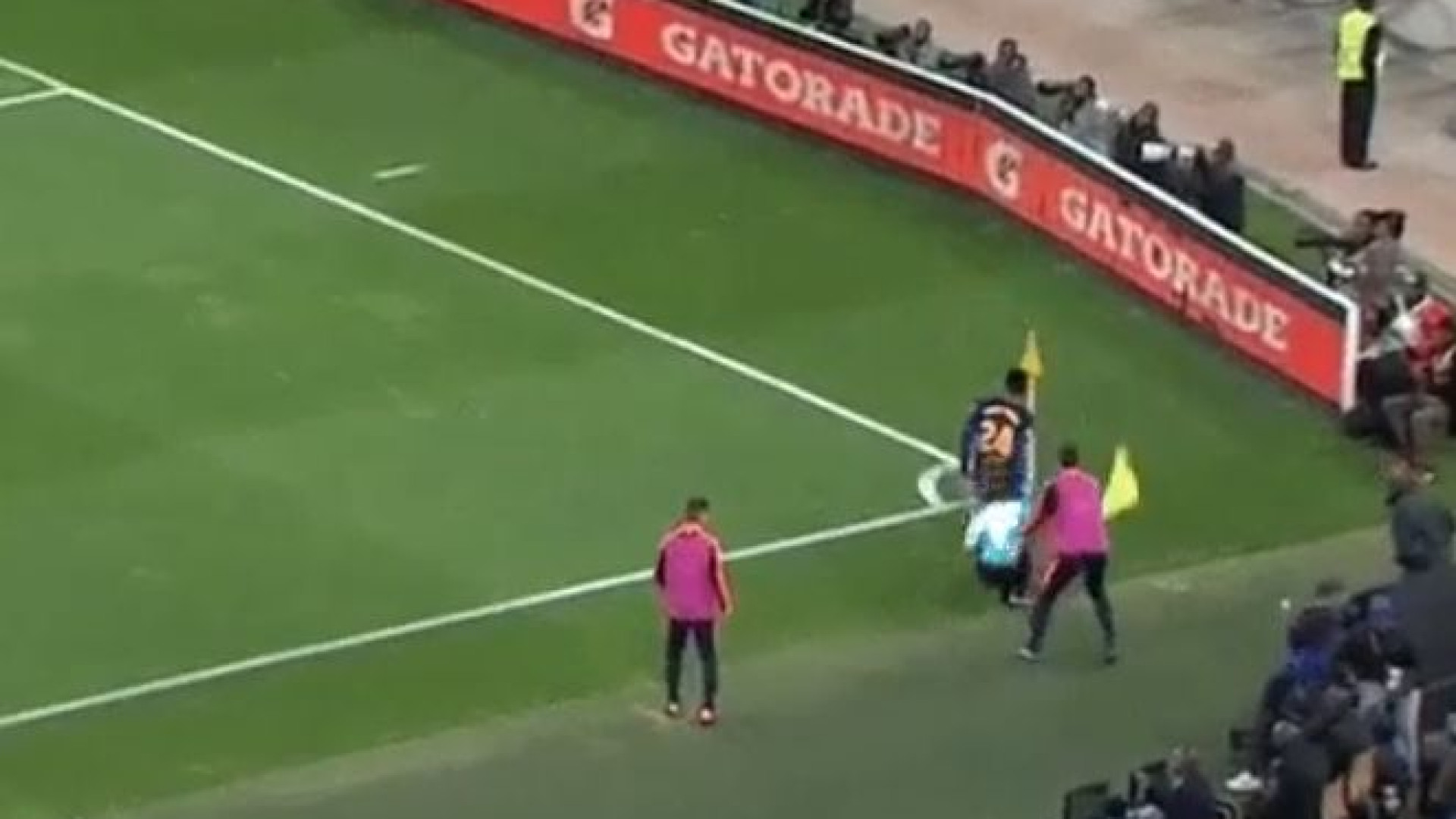 Yerry Mina atrapalhou-se com a bola e mandou árbitro ao chão