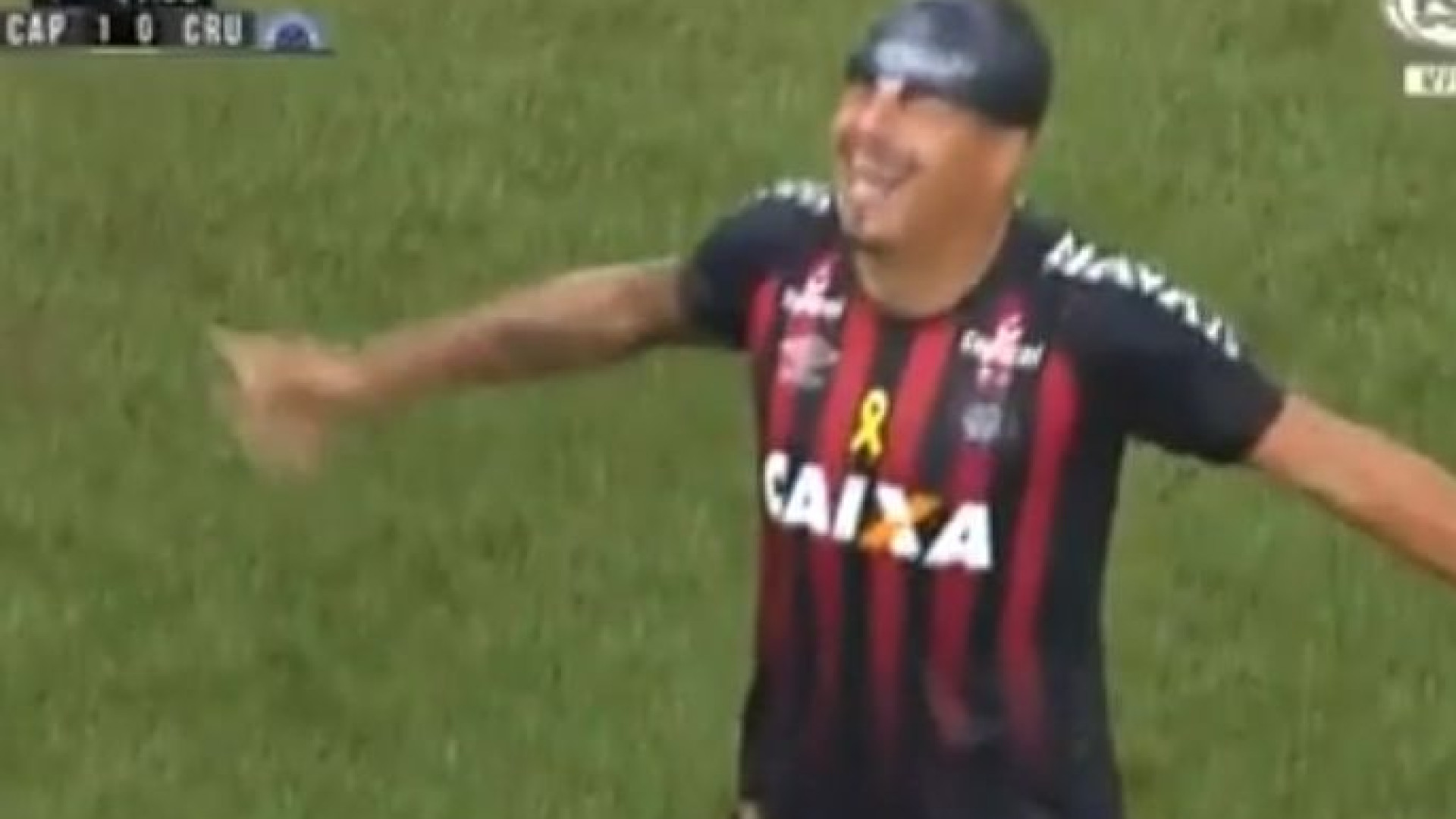 De touca na cabeça, ex-Arouca marca golaço no Brasil