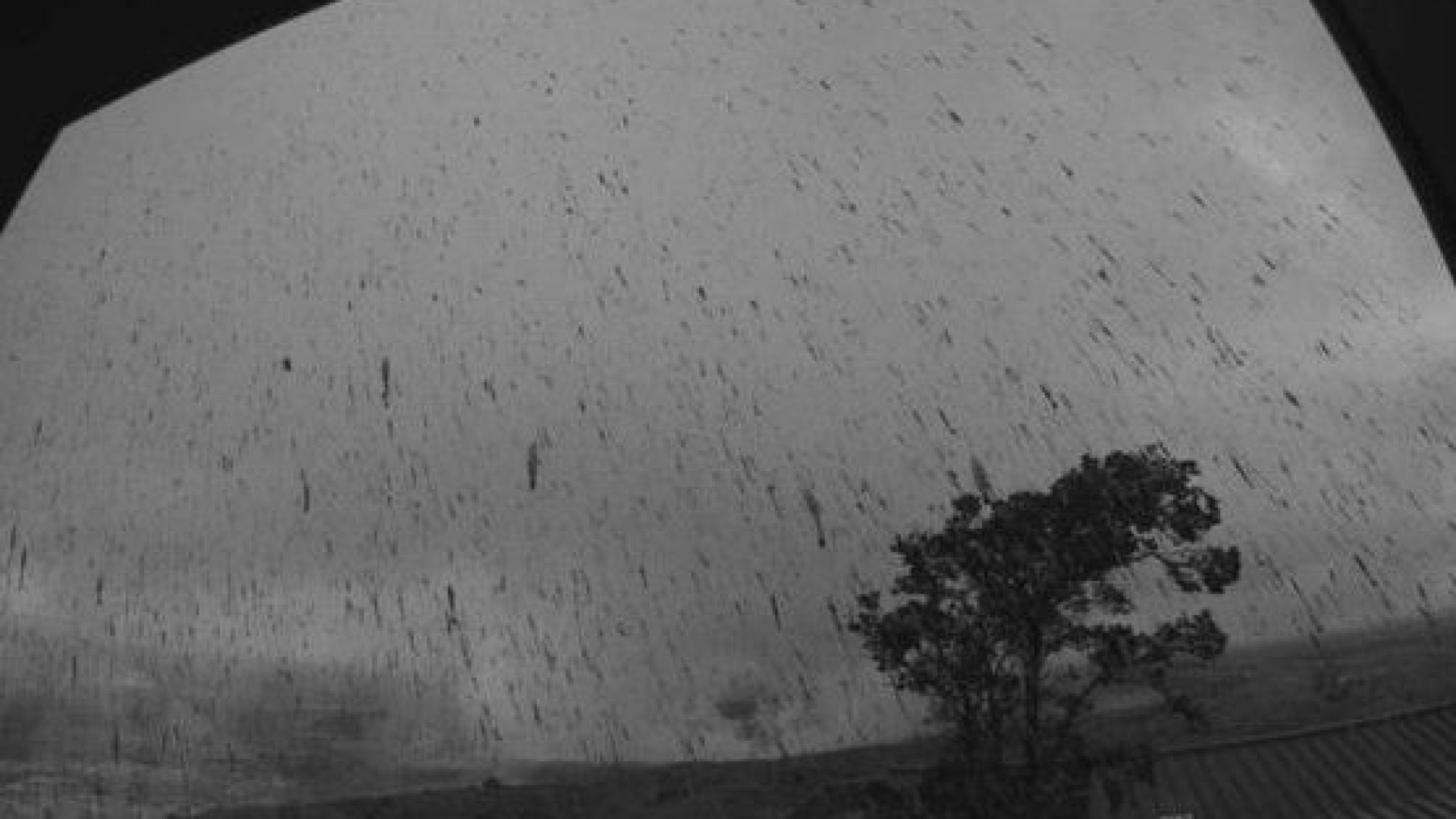 Cratera do vulcão do Hawai entra em erupção expelindo nuvens de cinza