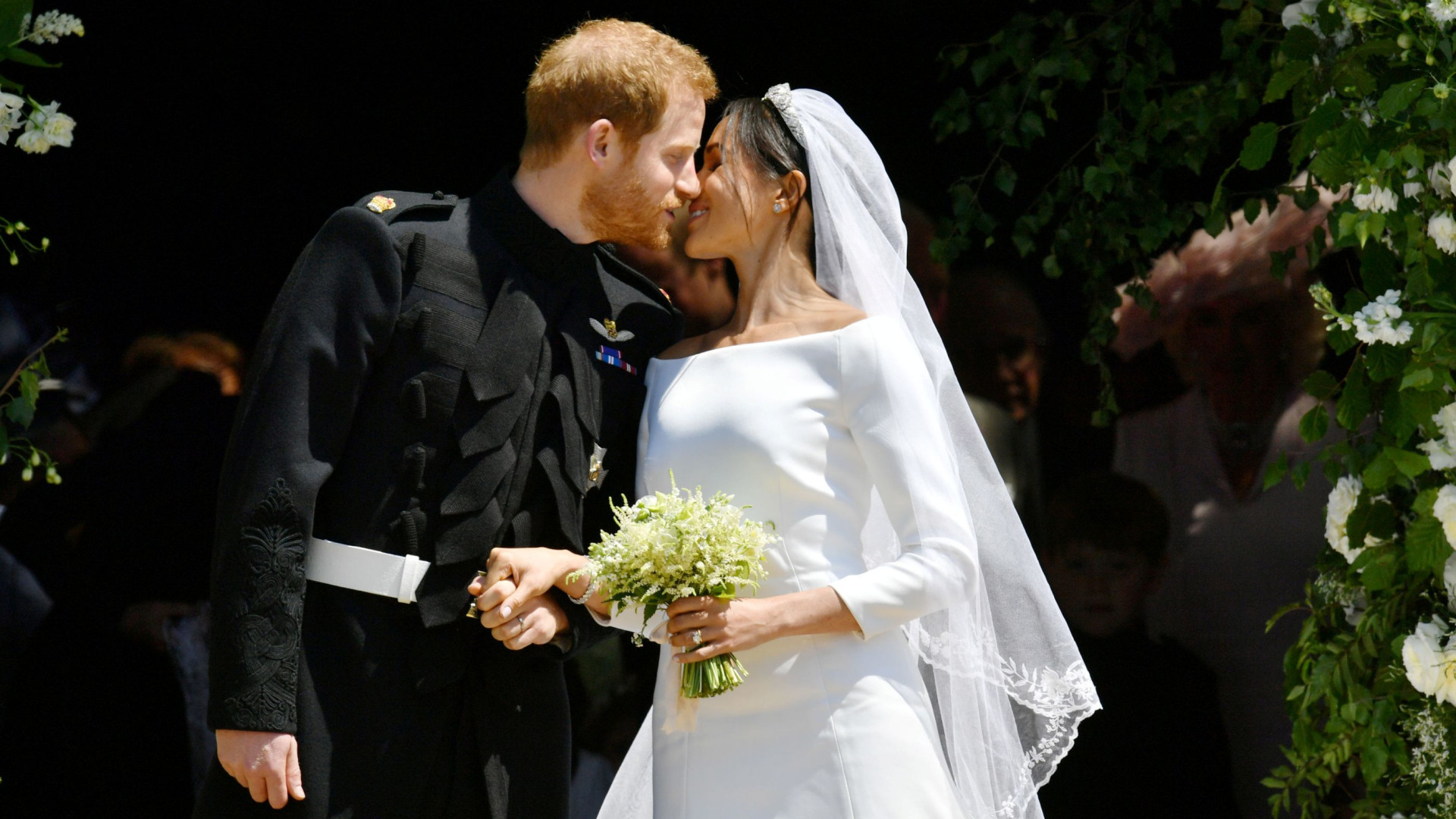 Harry e Meghan 'obrigados' por Isabel II a assinar acordo pré-nupcial
