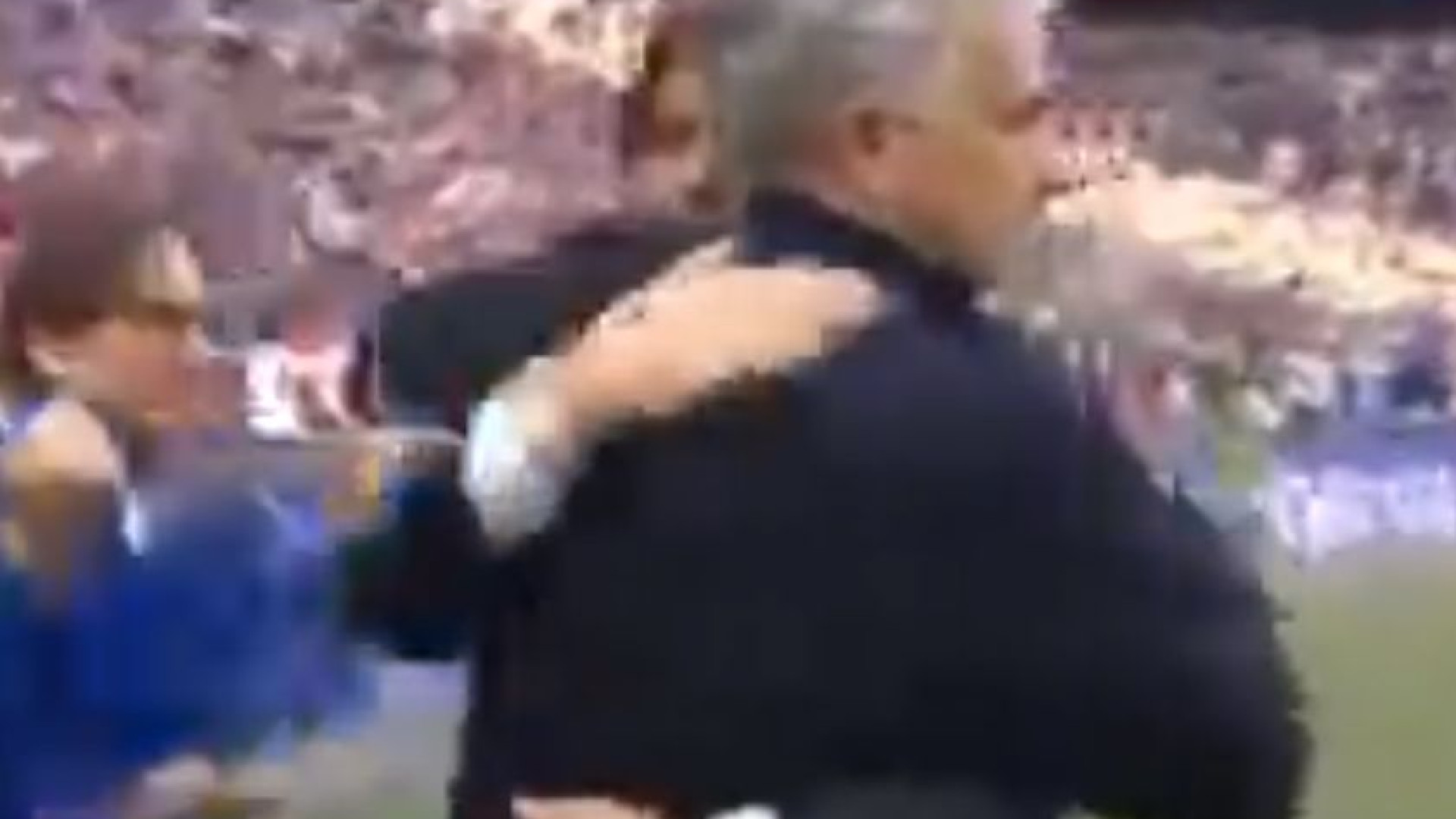 Mourinho e Conte de pazes feitas. O sentido abraço no final da Taça