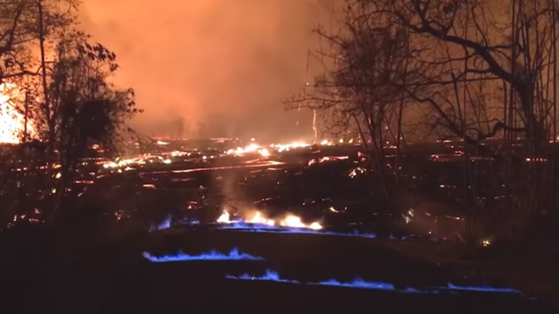 As chamas azuis nas erupções do vulcão Kilauea