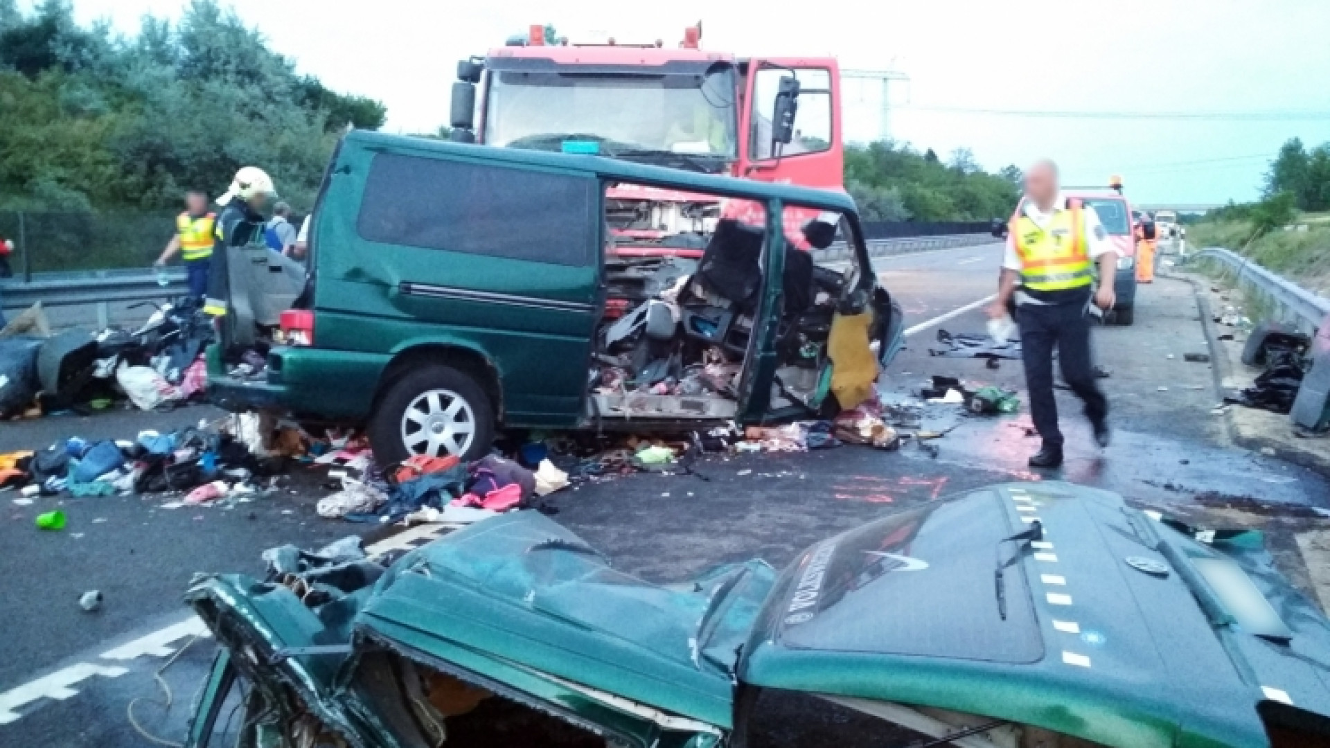 Colisão de minibus mata nove pessoas. Condutor fazia direto no Facebook