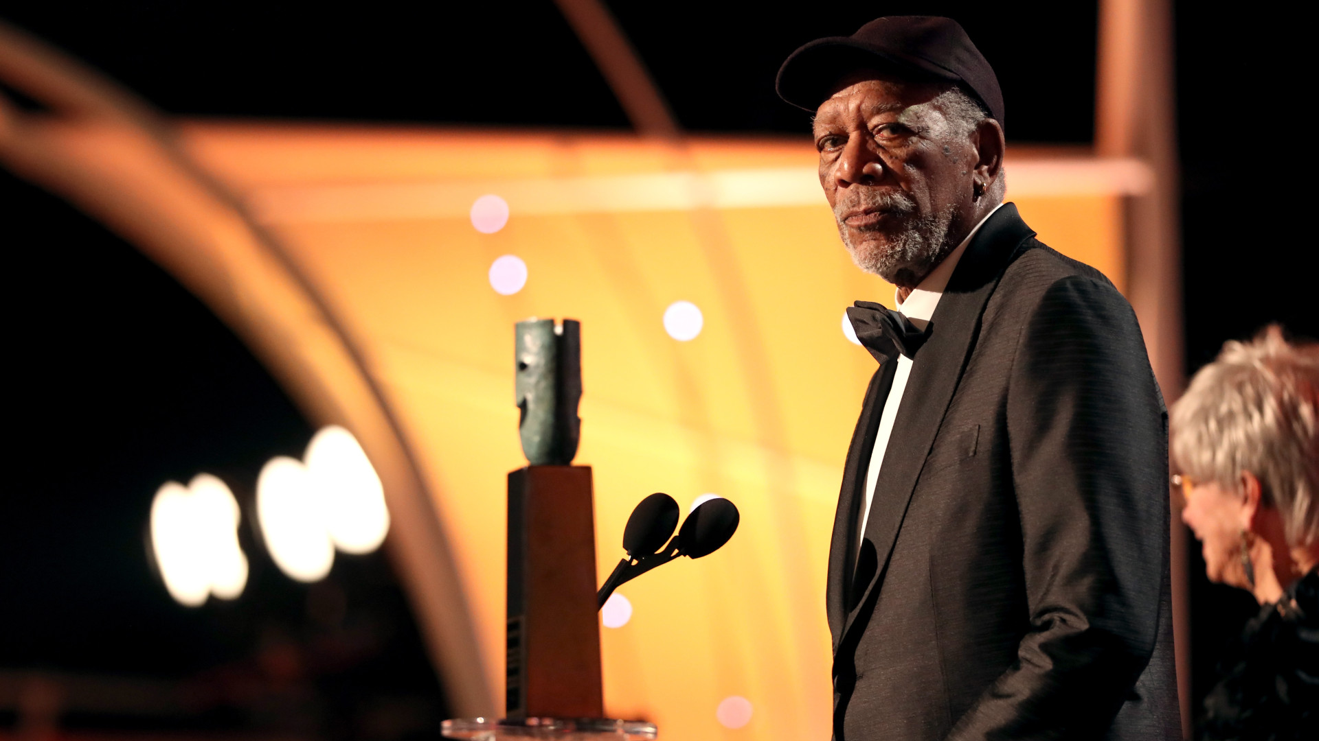 Após ser acusado de assédio, Morgan Freeman pede desculpa