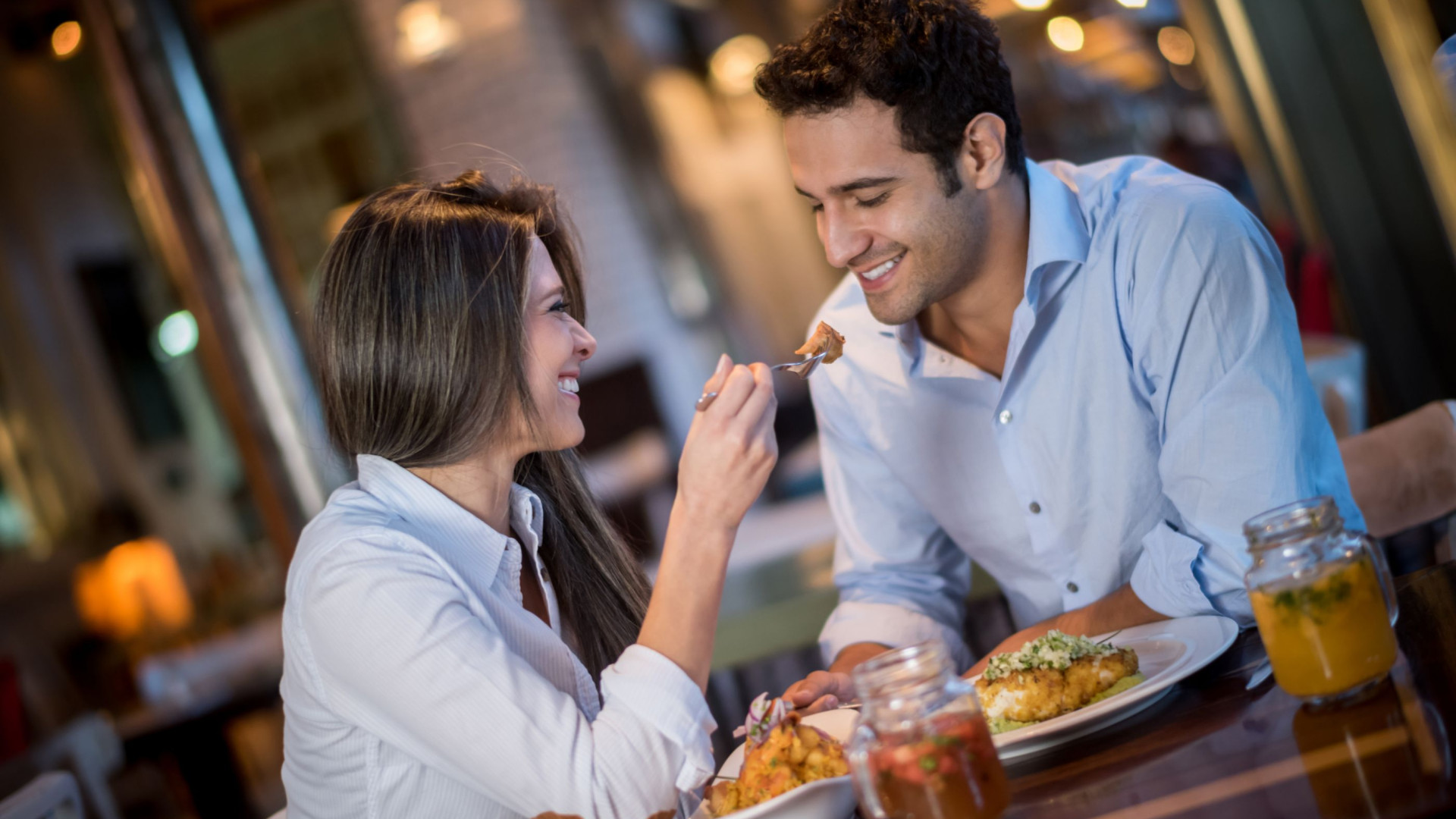 Música que toca nos restaurantes influencia aquilo que come (o quê!?)