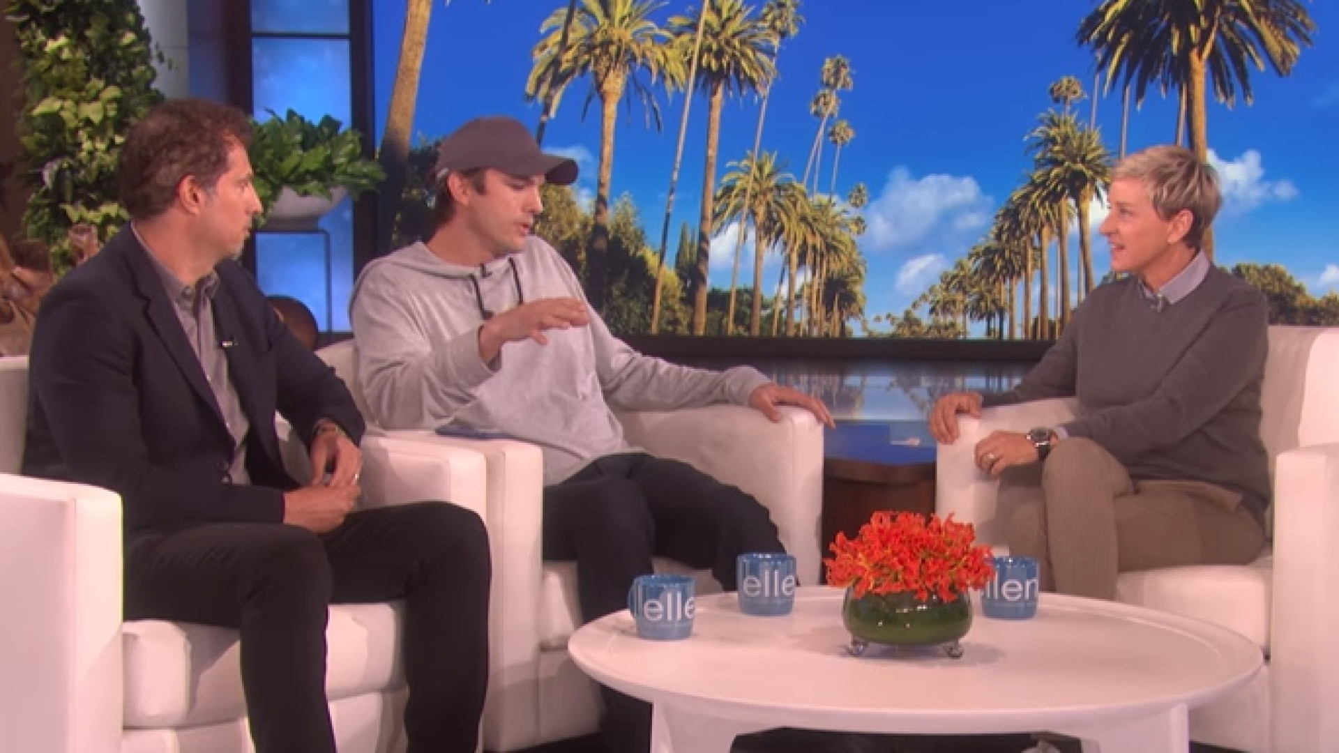 Ashton Kutcher e amigo surpreendem Ellen e doam quatro milhões a fundação