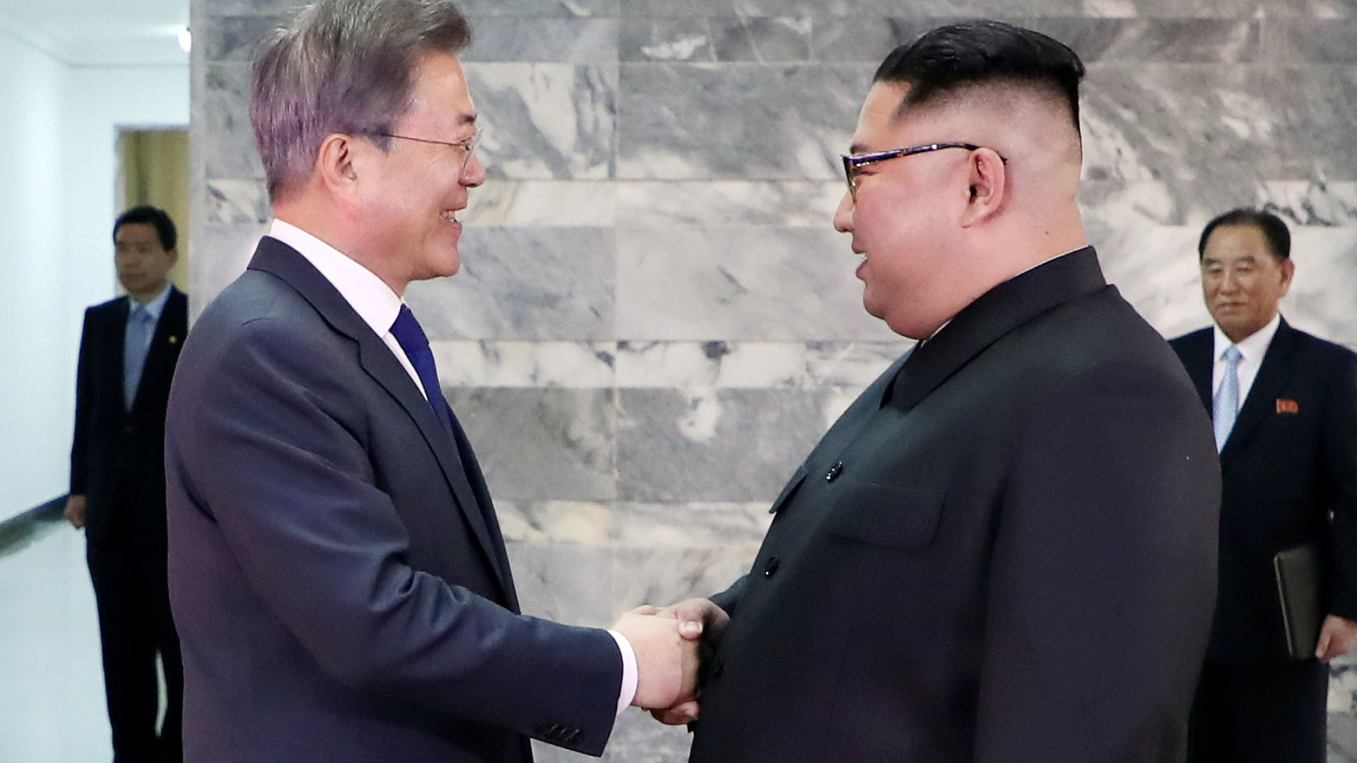Líderes das duas Coreias reúnem-se em encontro surpresa