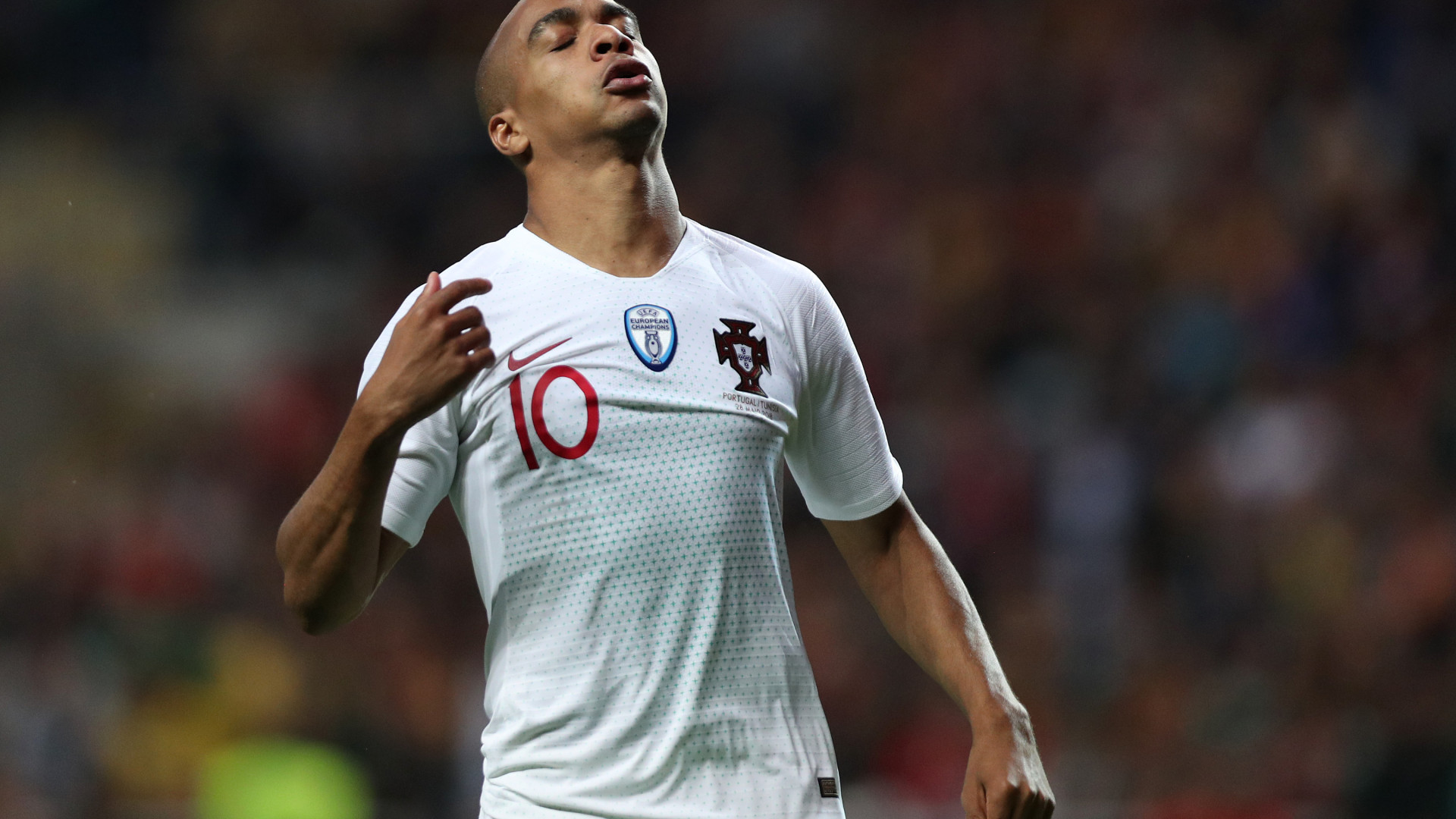 Inter de Milão dá João Mário para receber Moussa Dembélé