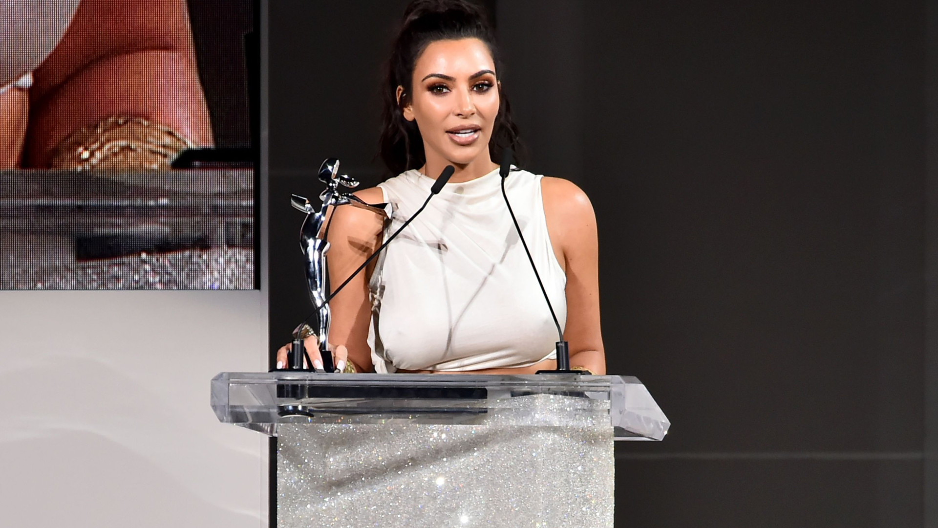 Barriga de aluguer de Kim Kardashian está grávida