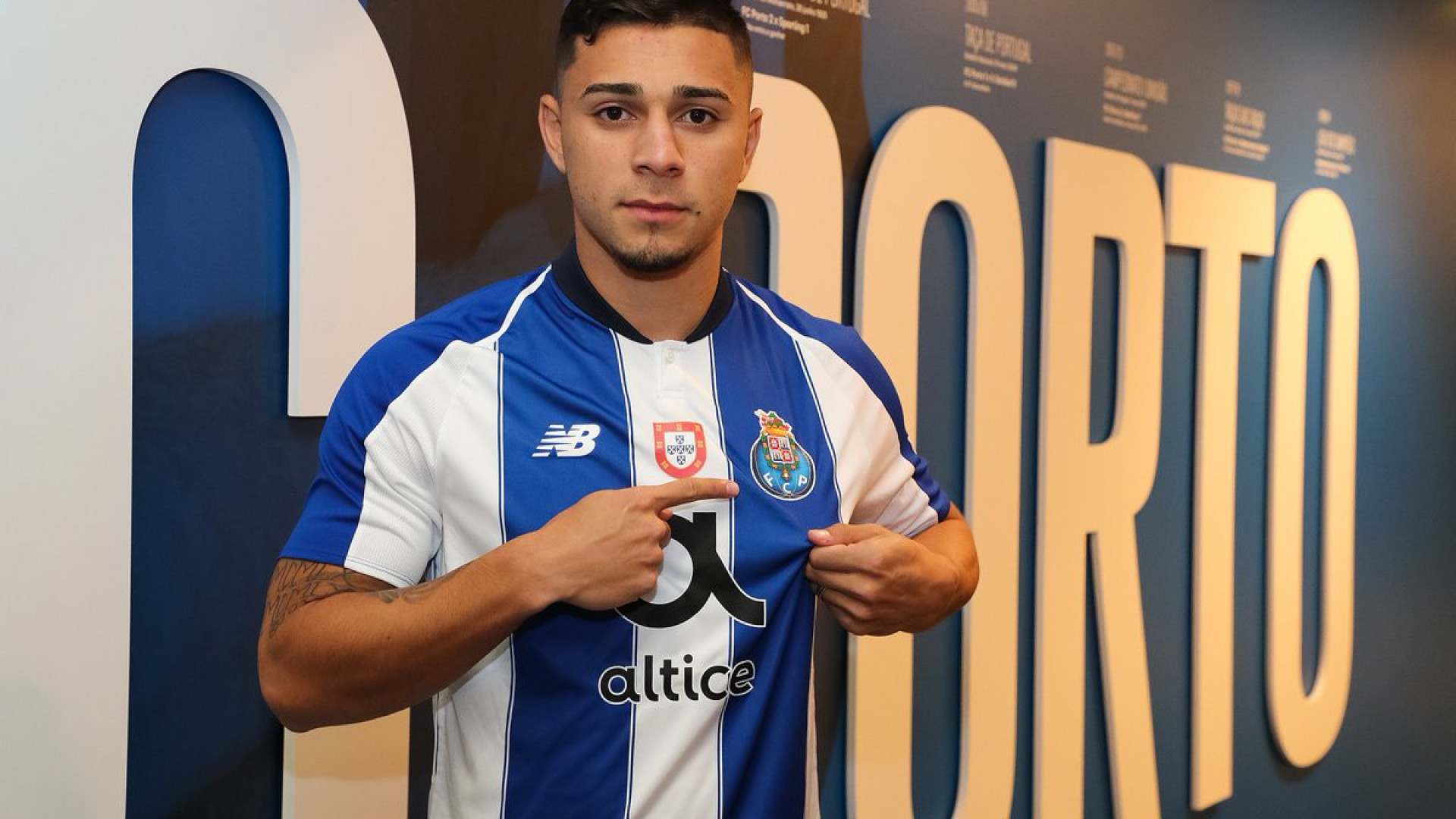 FC Porto oficializa a contratação de João Pedro
