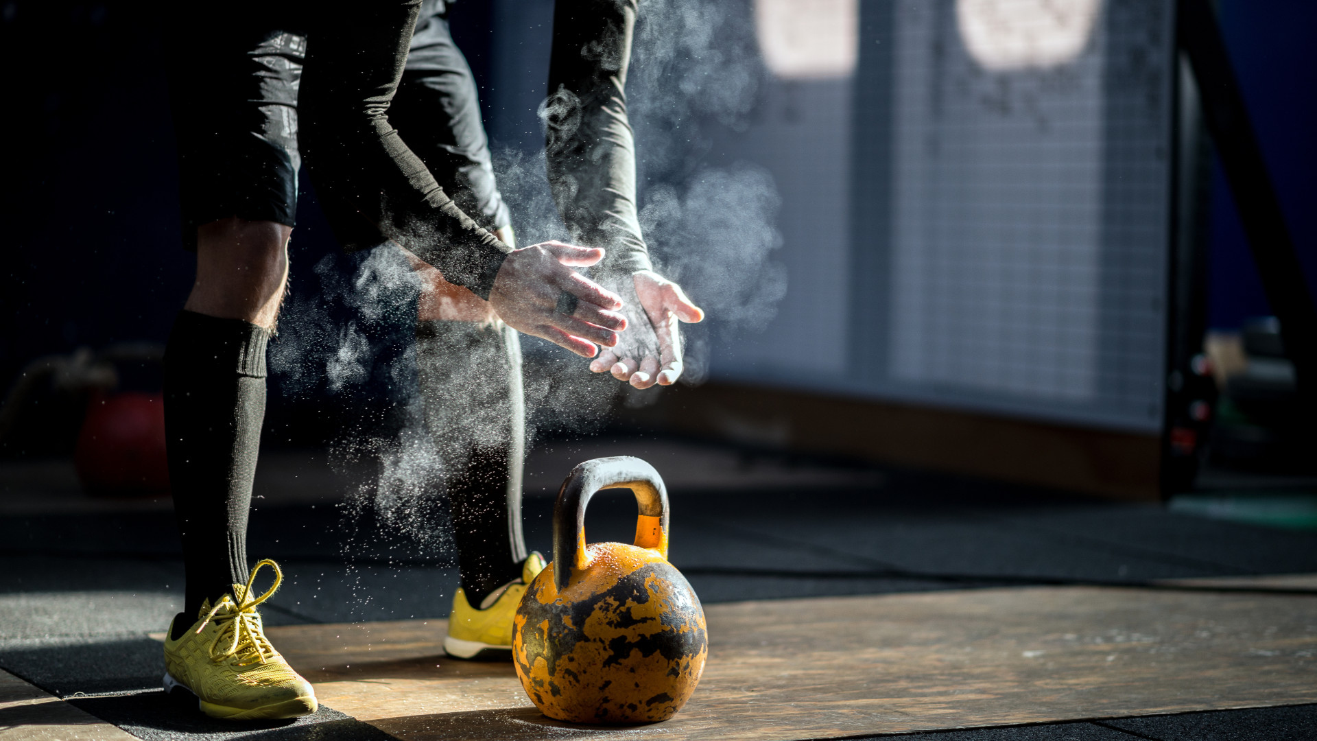 Barra de peso vs kettlebell. Especialistas apontam o mais indicado