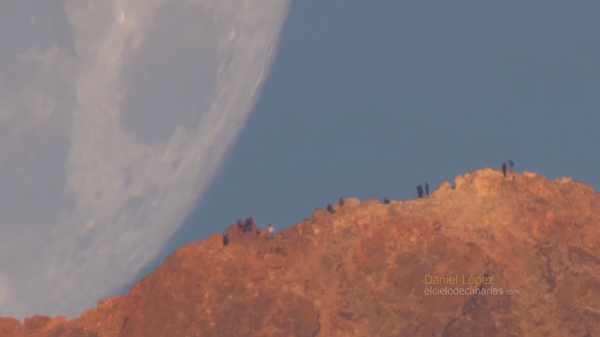 Fotógrafo captou imagens hipnotizantes da Lua. Veja o vídeo