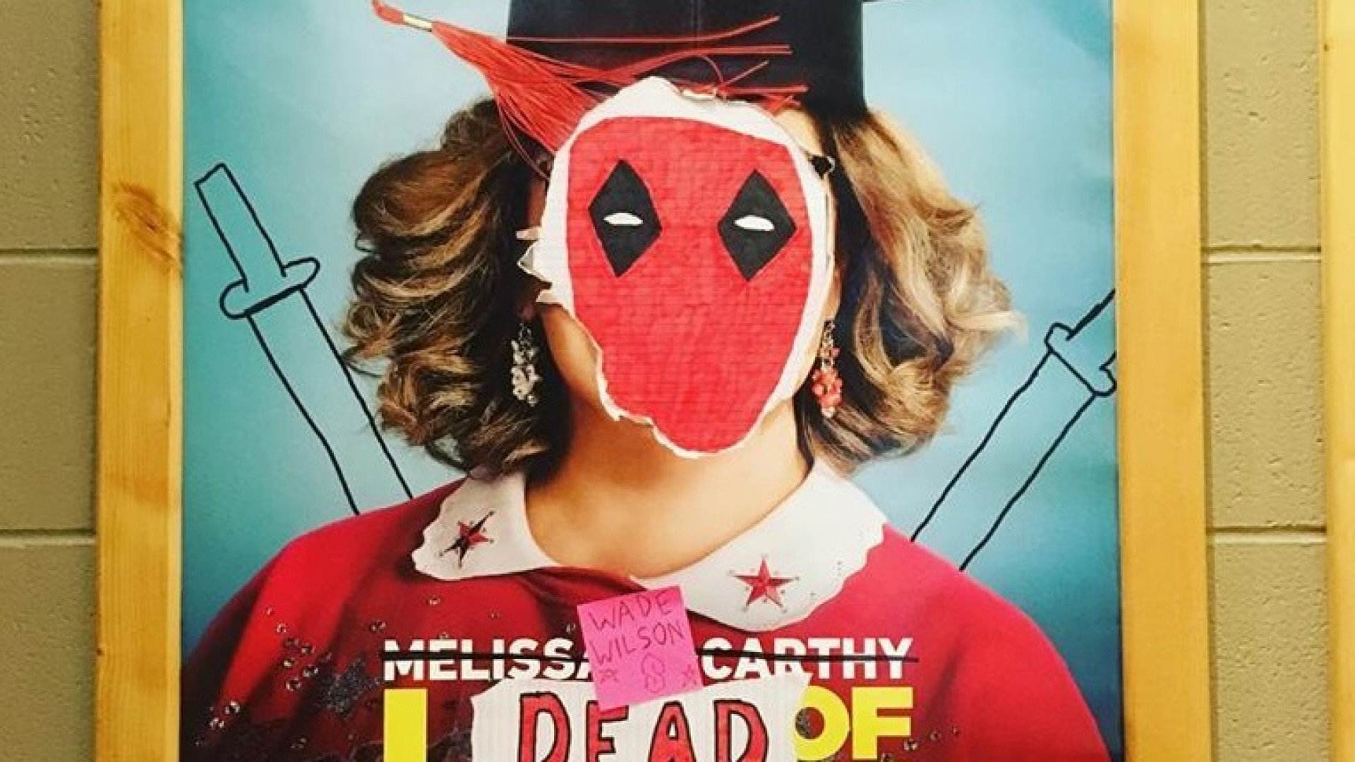 O cartaz oficial não ia chegar a tempo. Cinema local pôs mãos à obra