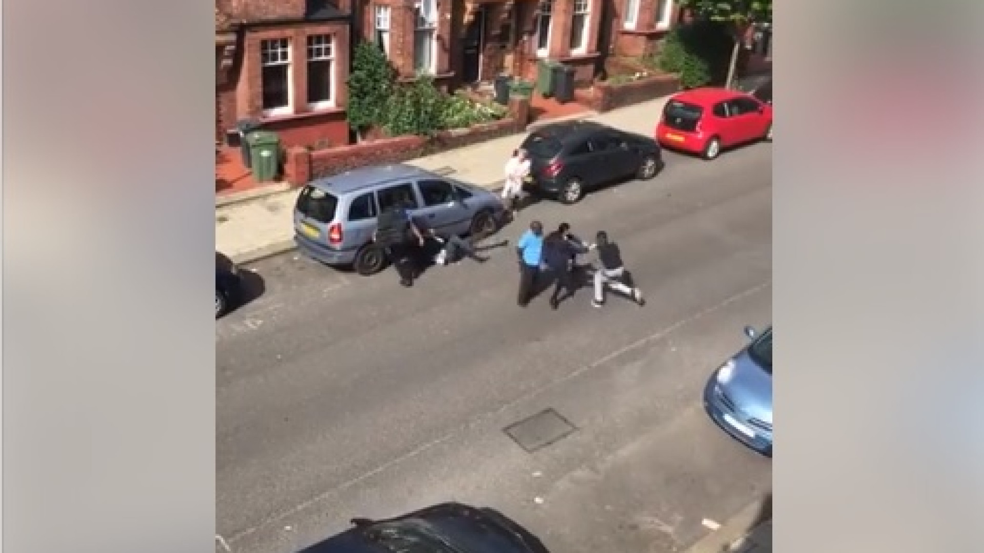 Vídeo mostra esfaqueamento de adolescente em Londres