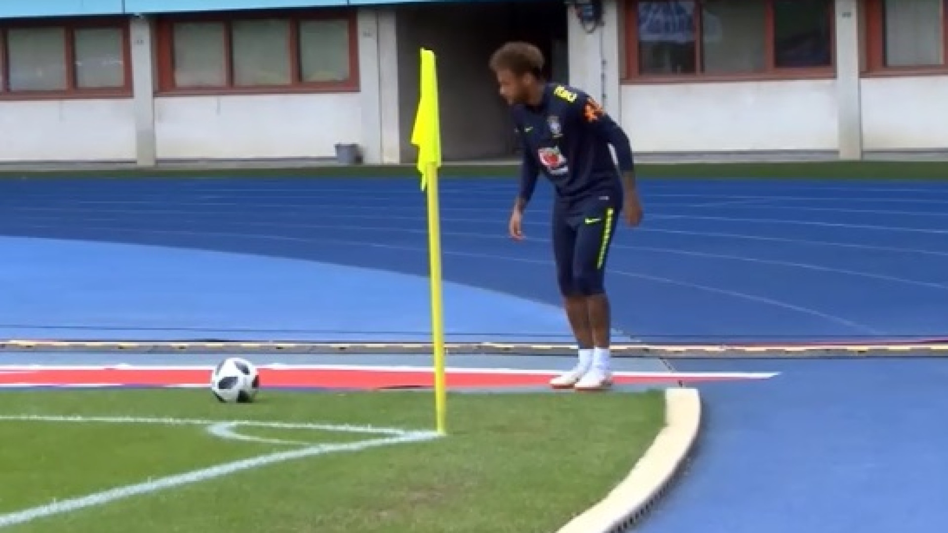 Neymar mostra pontaria afinada... para lá da bandeirola de canto