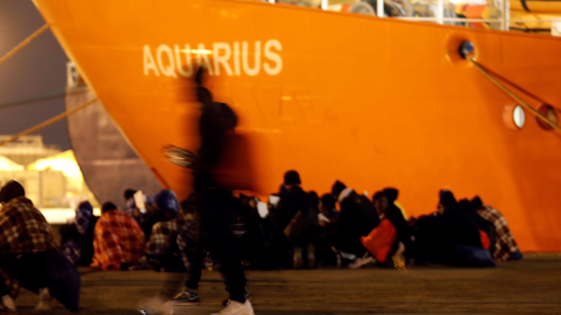 França disponível para acolher migrantes do navio Aquarius