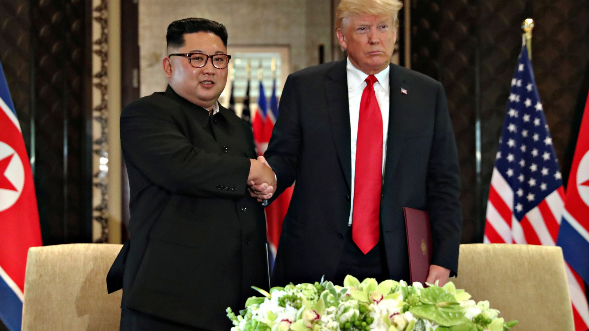 Kim compromete-se com "desnuclearização da Coreia". EUA garantem proteção