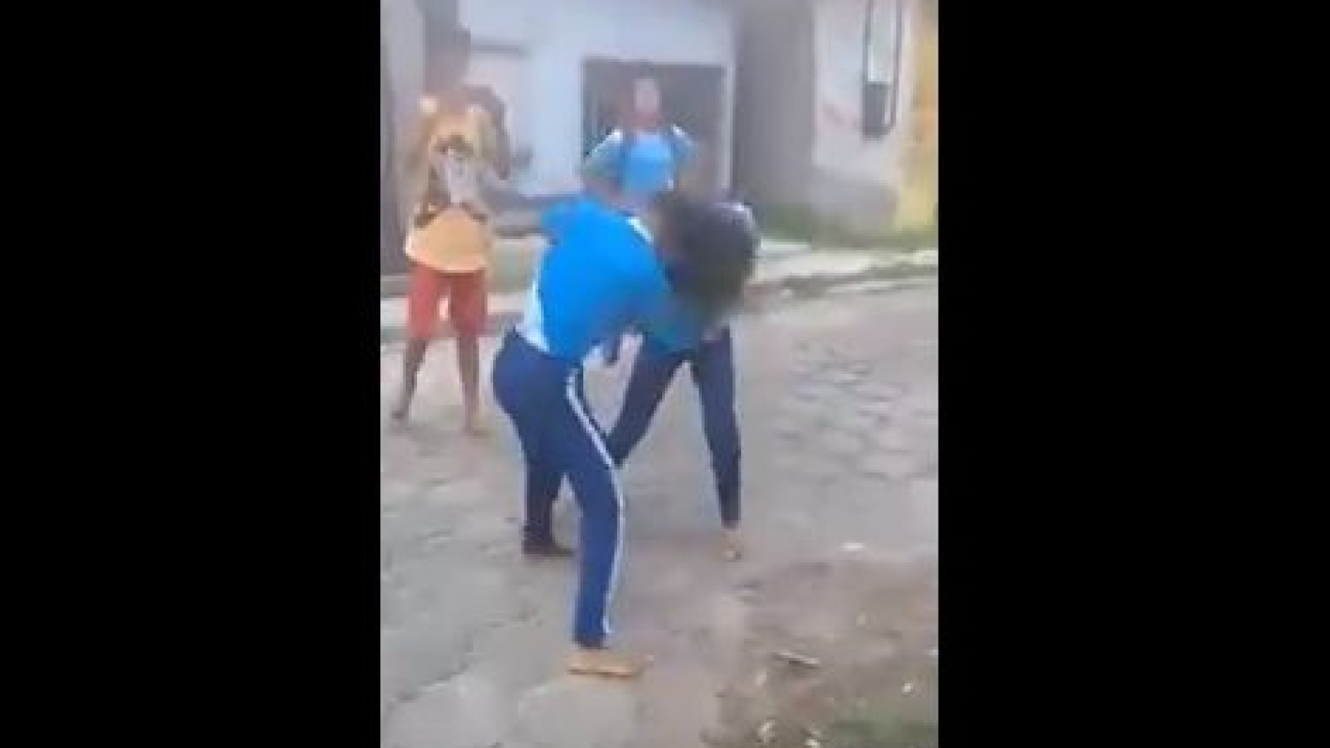 Mãe incentiva filha a usar faca durante desacato à saída da escola