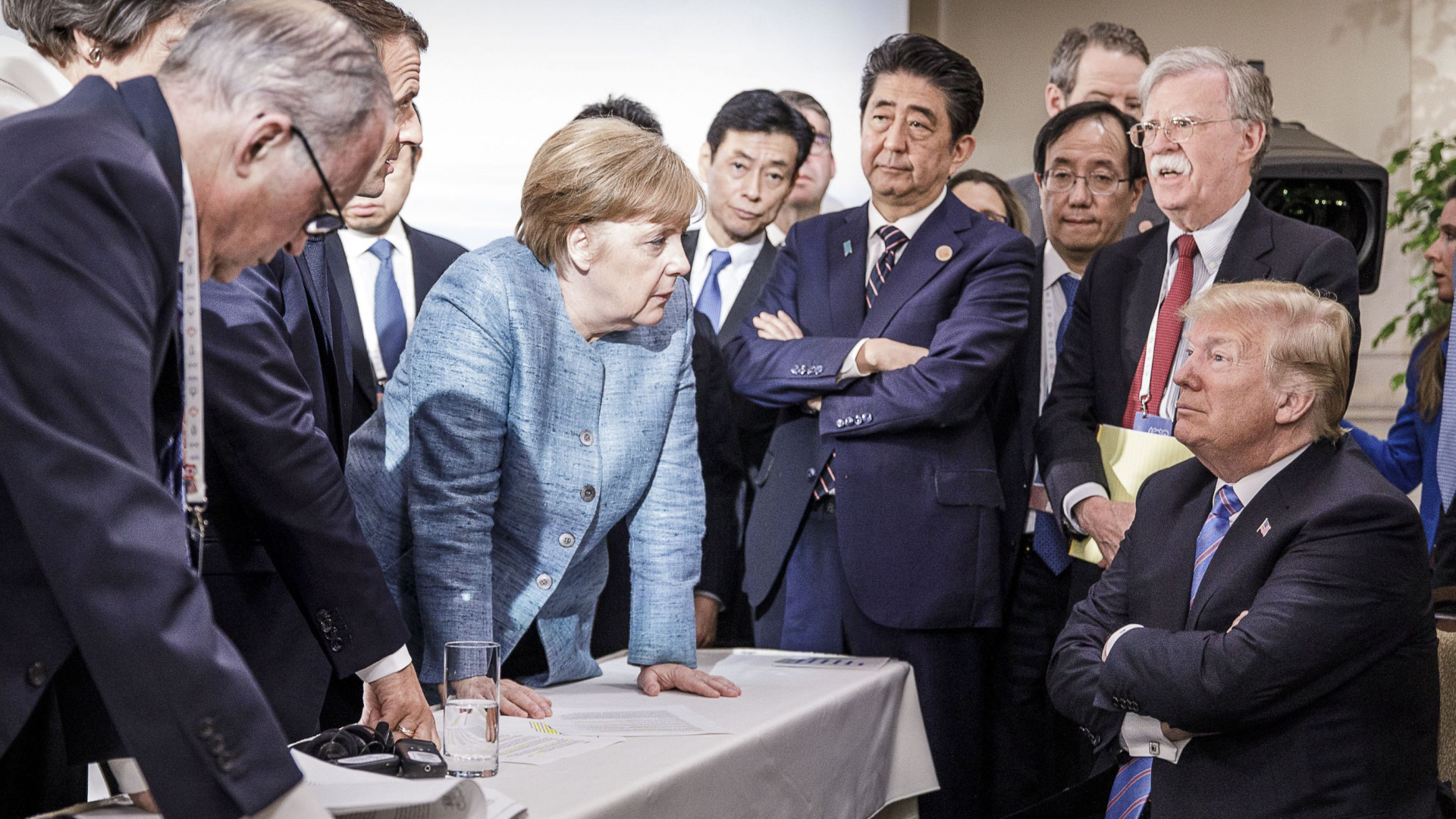 Foto de Merkel a confrontar Trump não é "o que parece". É ele quem o diz