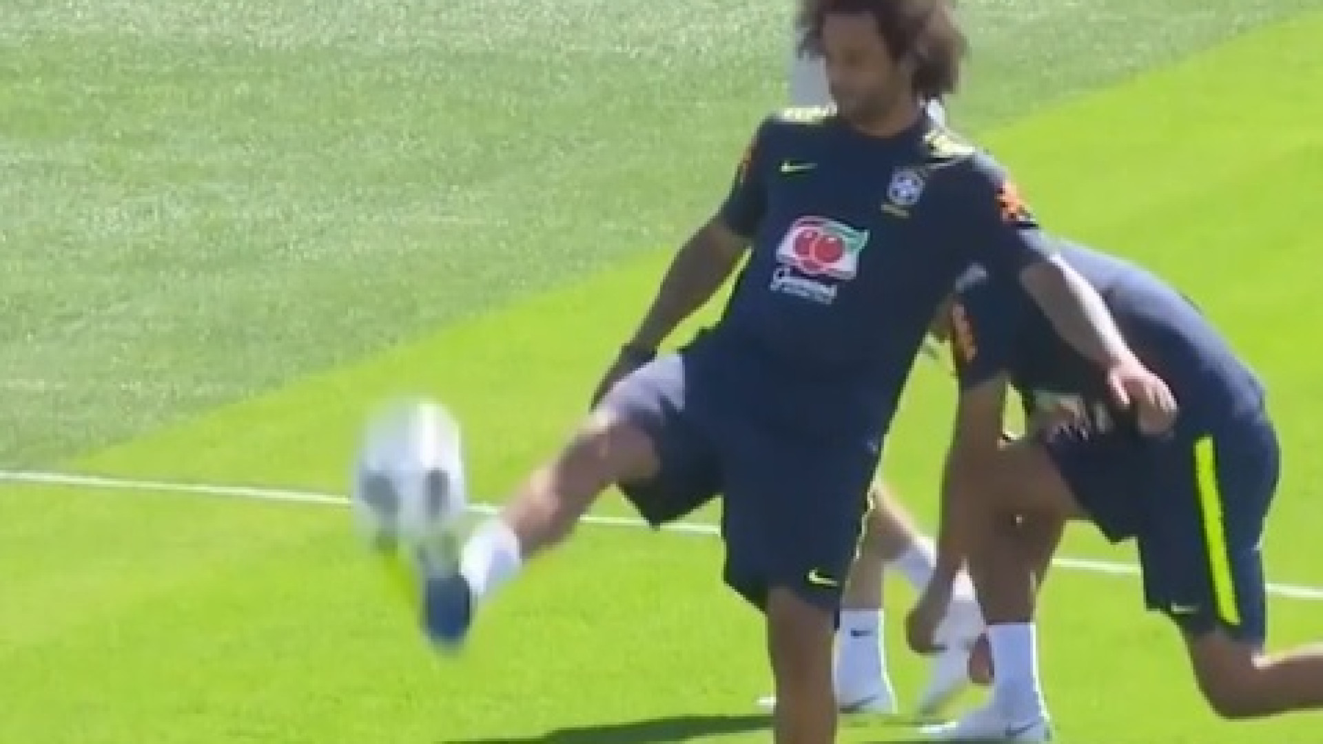 Há coisas incríveis, mas este controlo de bola de Marcelo... é fenomenal