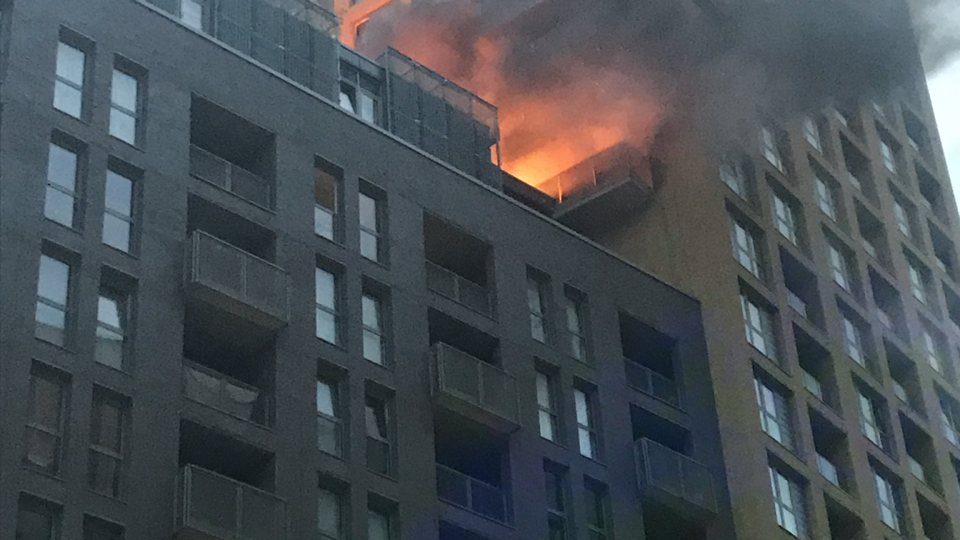 Incêndio deflagrou em bloco de apartamentos em Londres esta madrugada